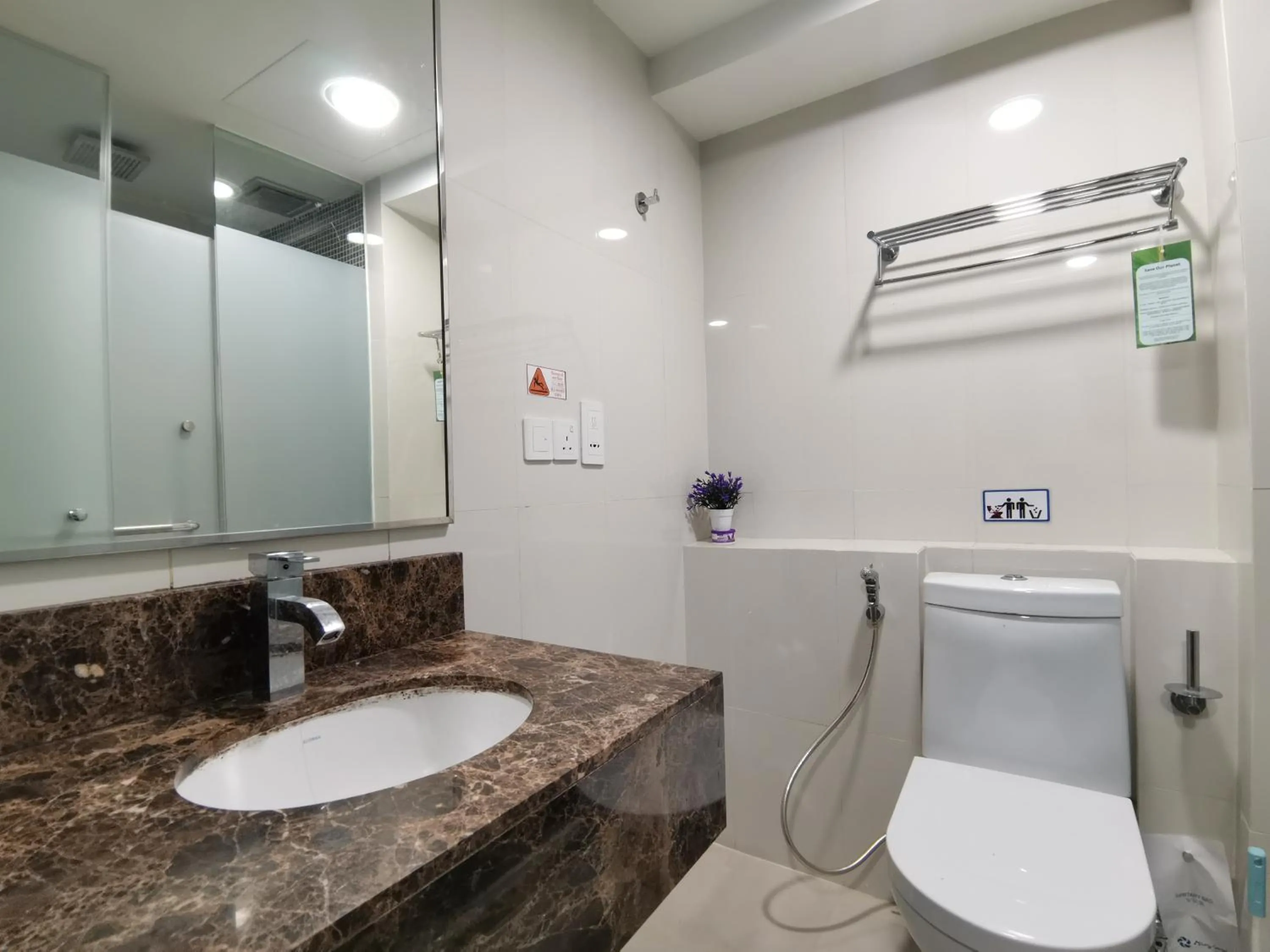 Shower in Greenage MingSuite 明绿时代套房 Kota Kinabalu 亚庇市中心