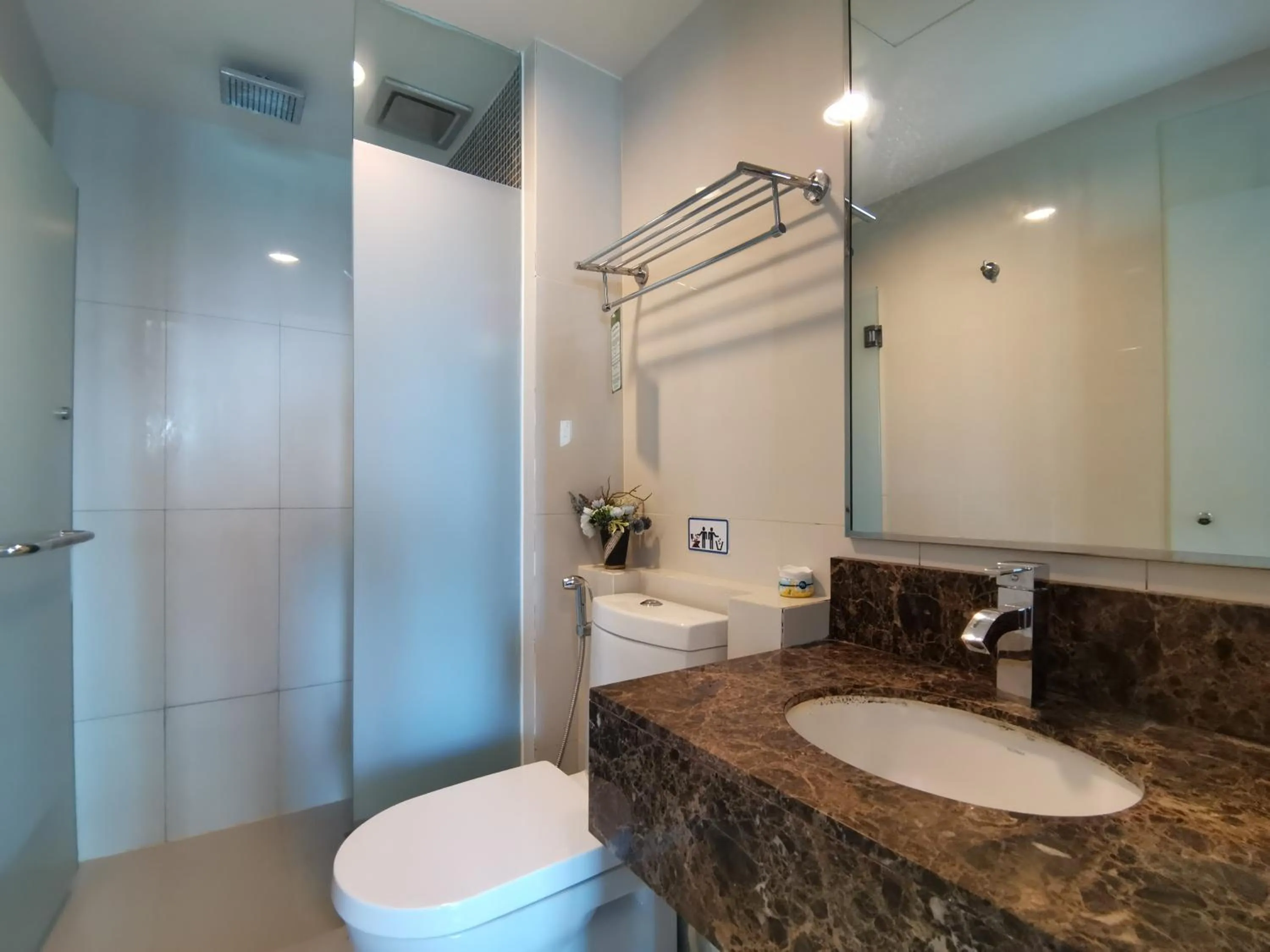 Shower in Greenage MingSuite 明绿时代套房 Kota Kinabalu 亚庇市中心