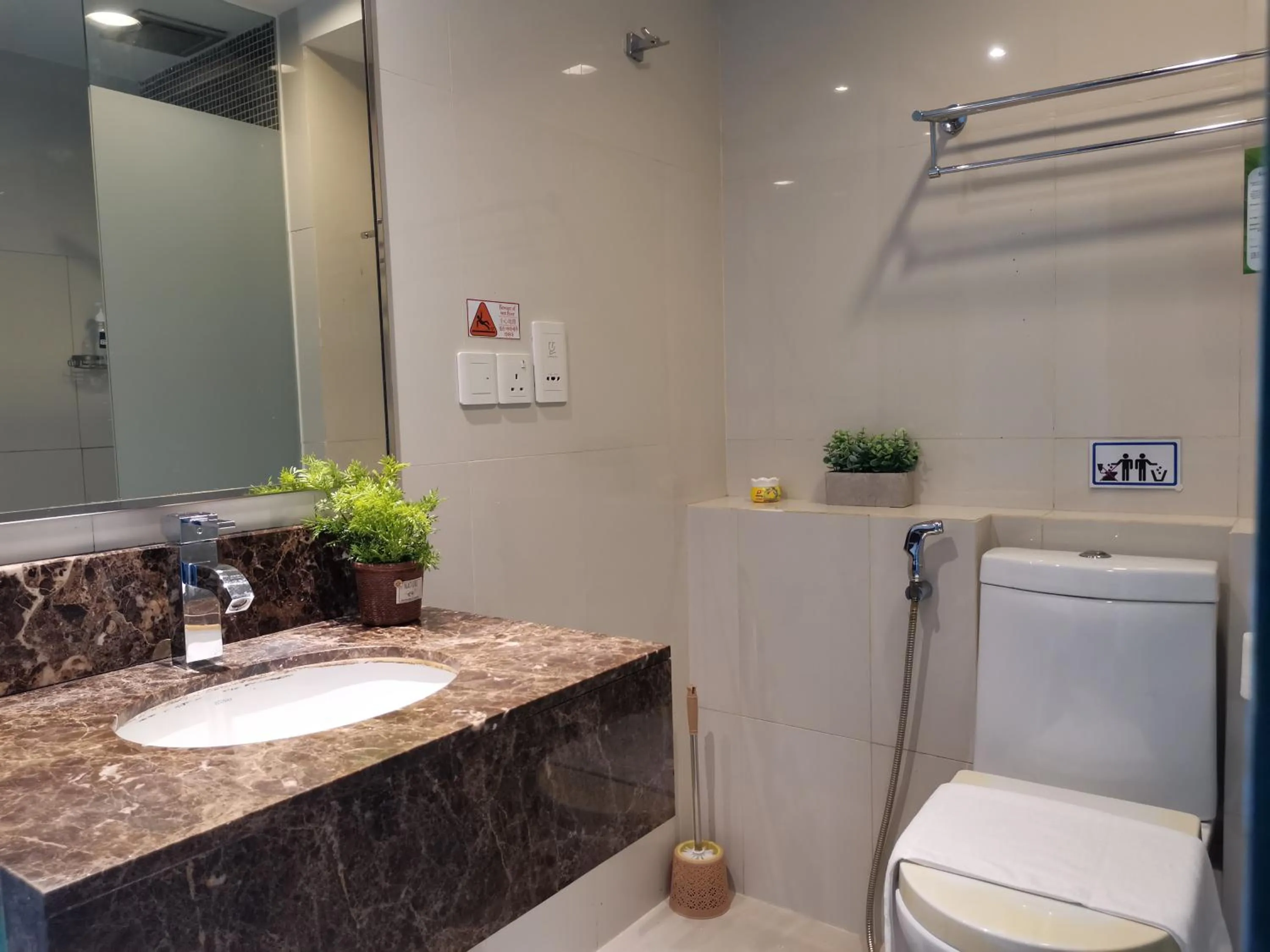 Shower in Greenage MingSuite 明绿时代套房 Kota Kinabalu 亚庇市中心