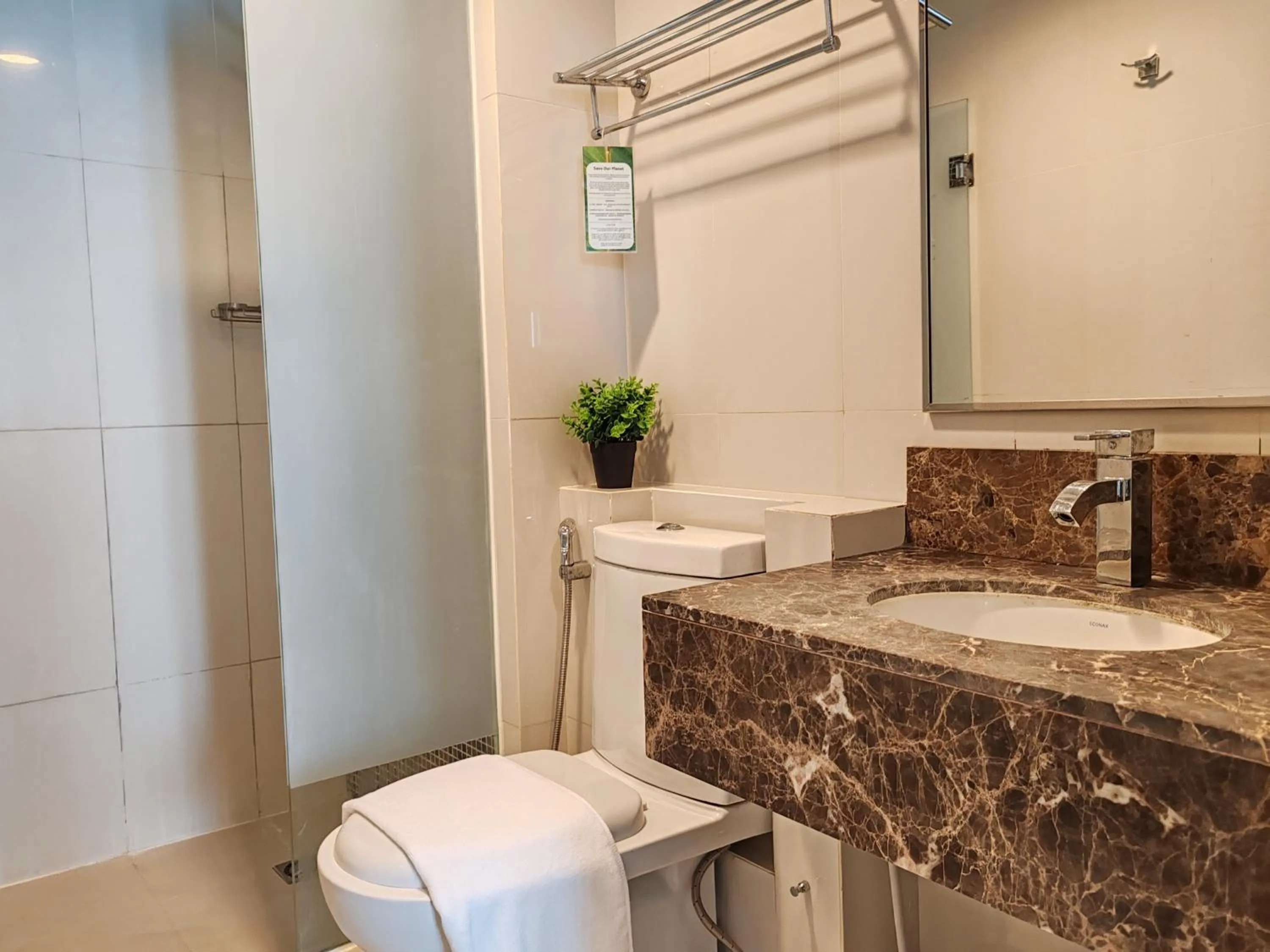 Shower in Greenage MingSuite 明绿时代套房 Kota Kinabalu 亚庇市中心