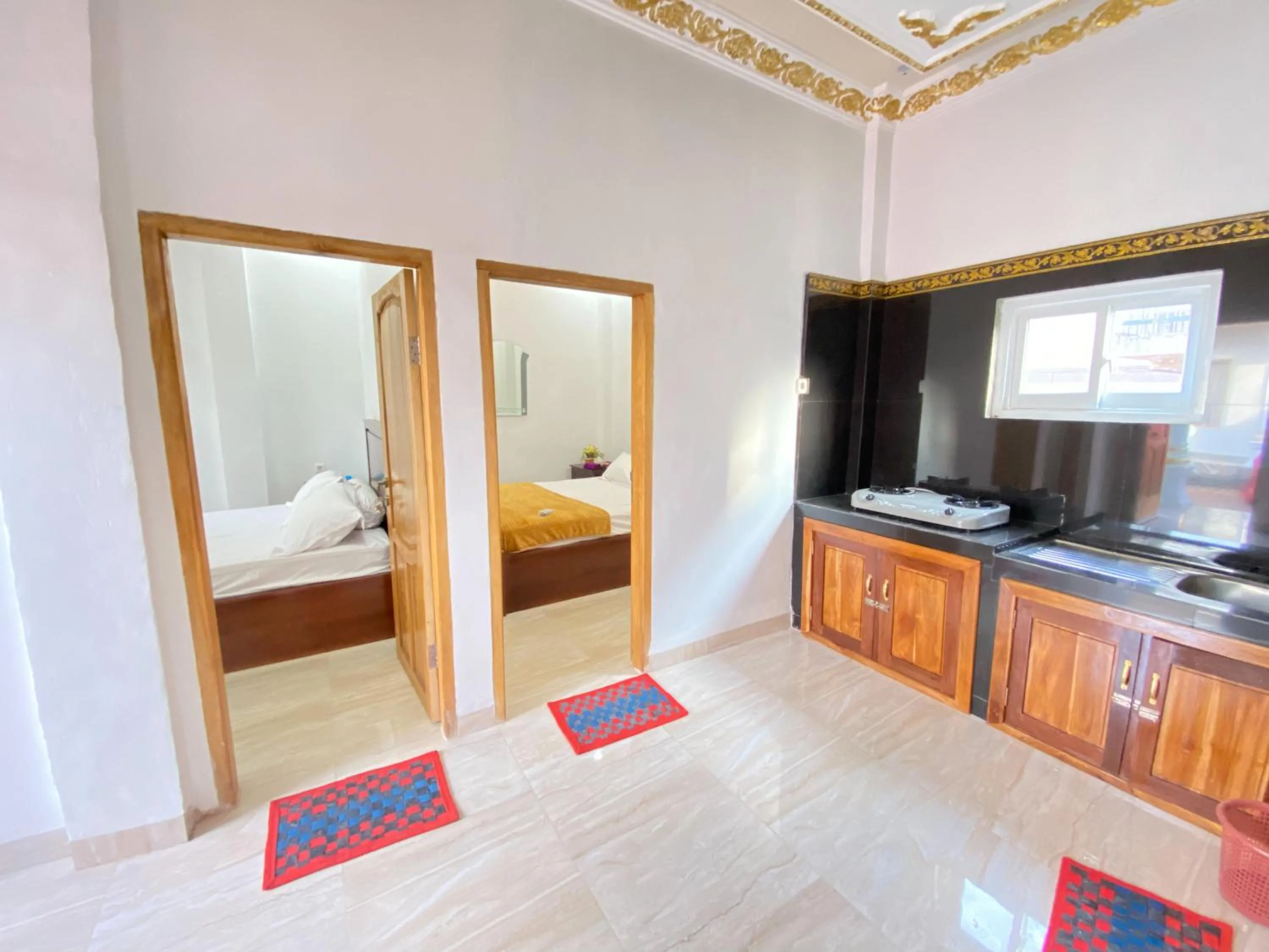 Kitchen or kitchenette, Bed in Rumah Windy Guest House Bira