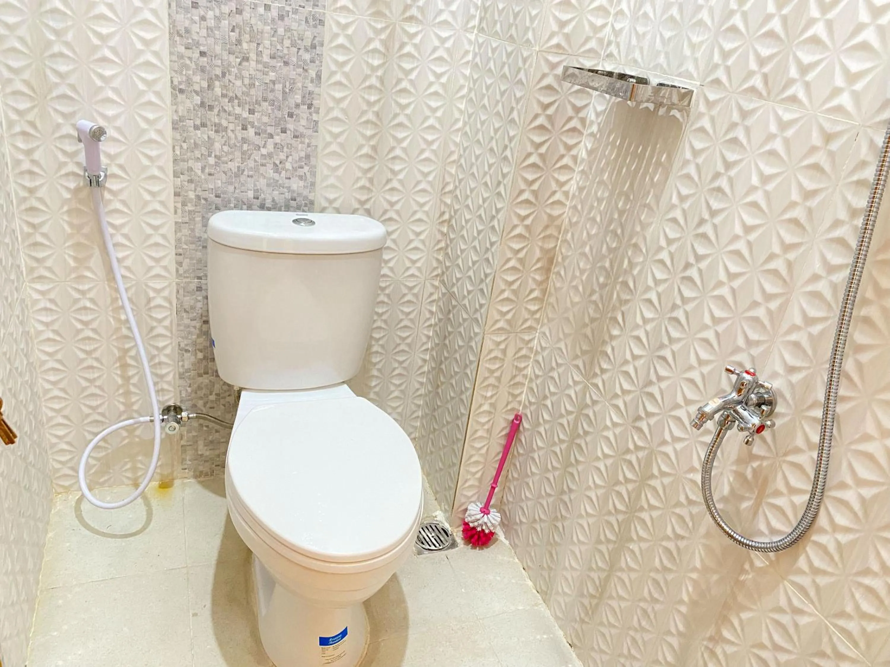 Shower in Rumah Windy Guest House Bira