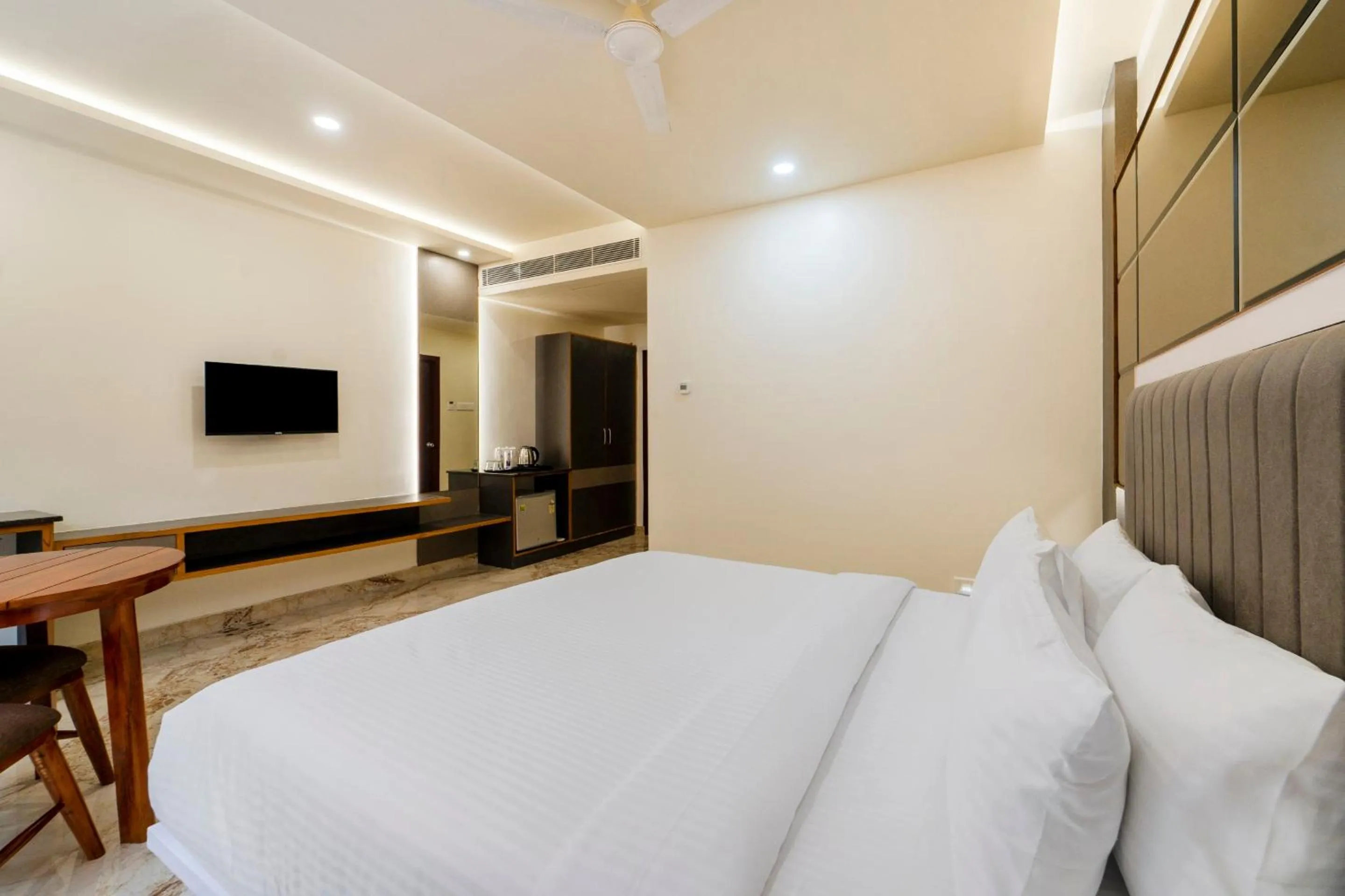 Bedroom, Bed in Palette - Coastal Grand Hotels & Resorts, OMR