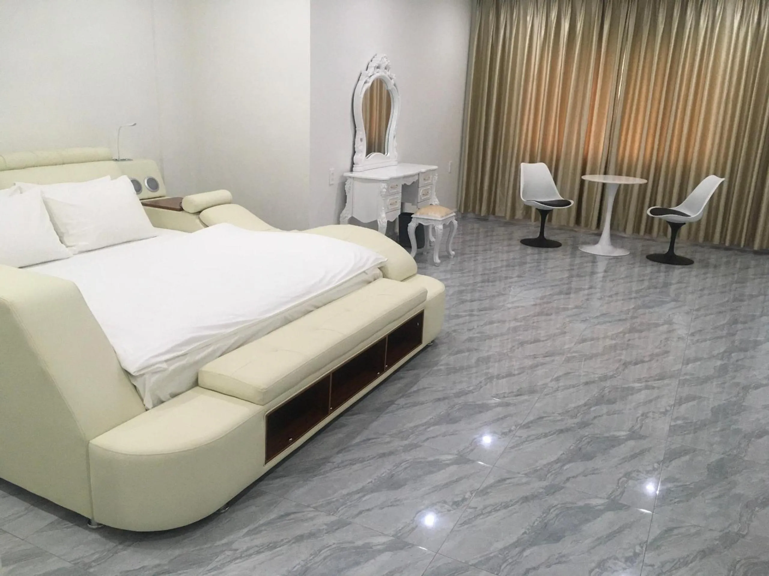 Bed in DONG PHUONG HOTEL