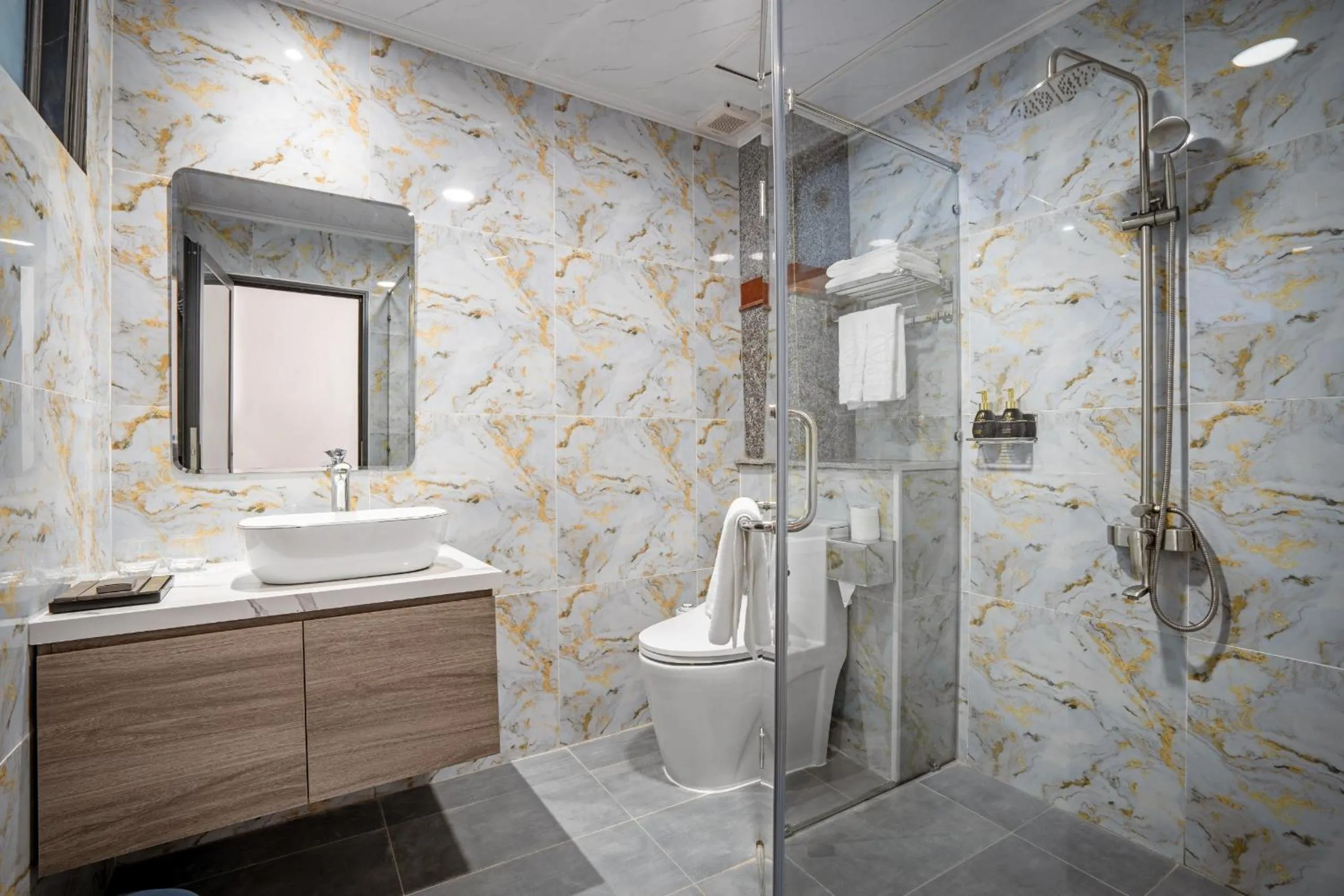 Shower in DONG PHUONG HOTEL