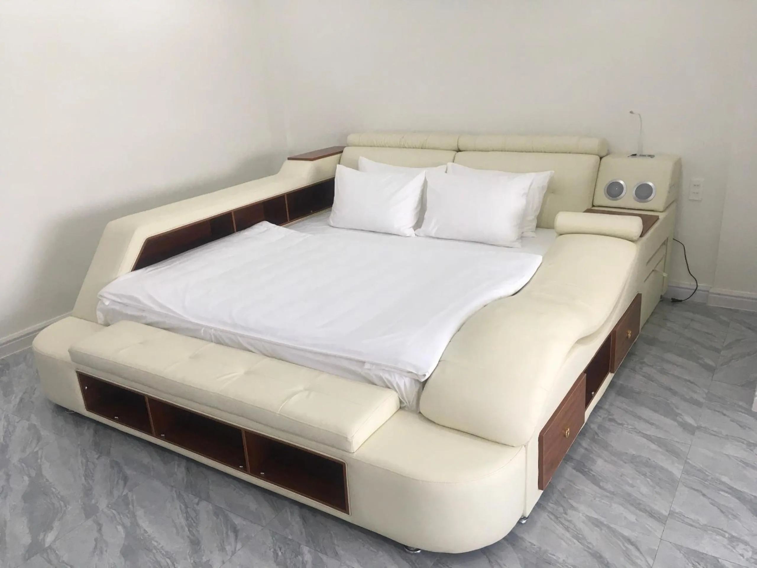 Bed in DONG PHUONG HOTEL