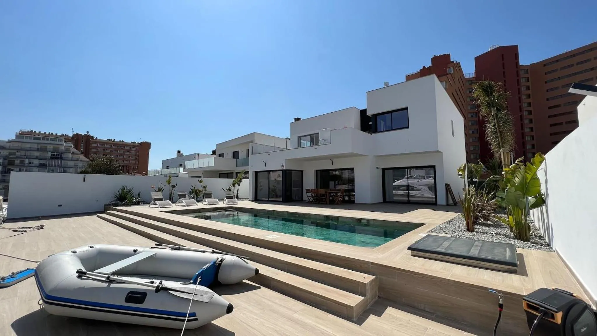 Villa con piscina y vistas canal AV-44