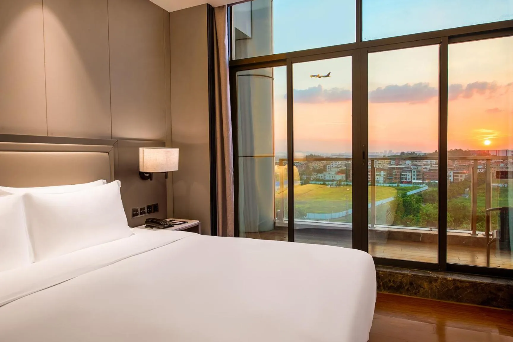 Sunrise, Bed in Guangzhou Southern Airlines Pearl Airport Hotel