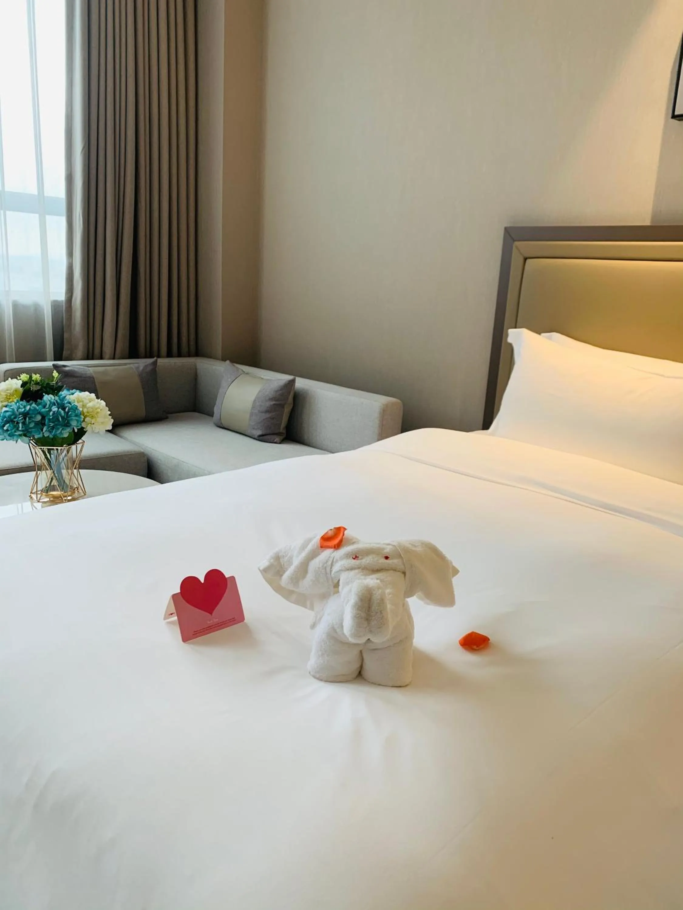 Photo of the whole room, Bed in Guangzhou Southern Airlines Pearl Airport Hotel