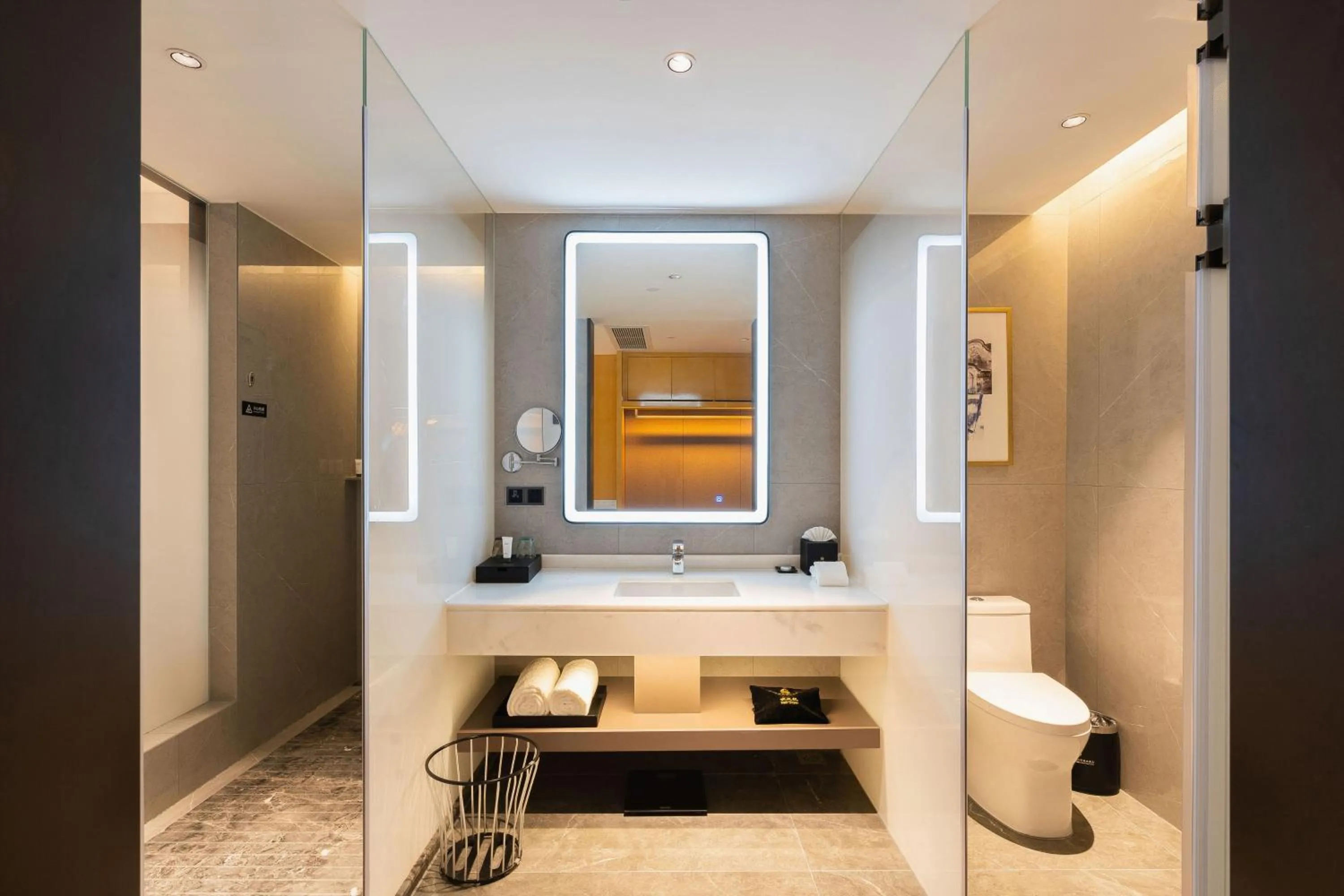 Shower in Guangzhou Southern Airlines Pearl Airport Hotel