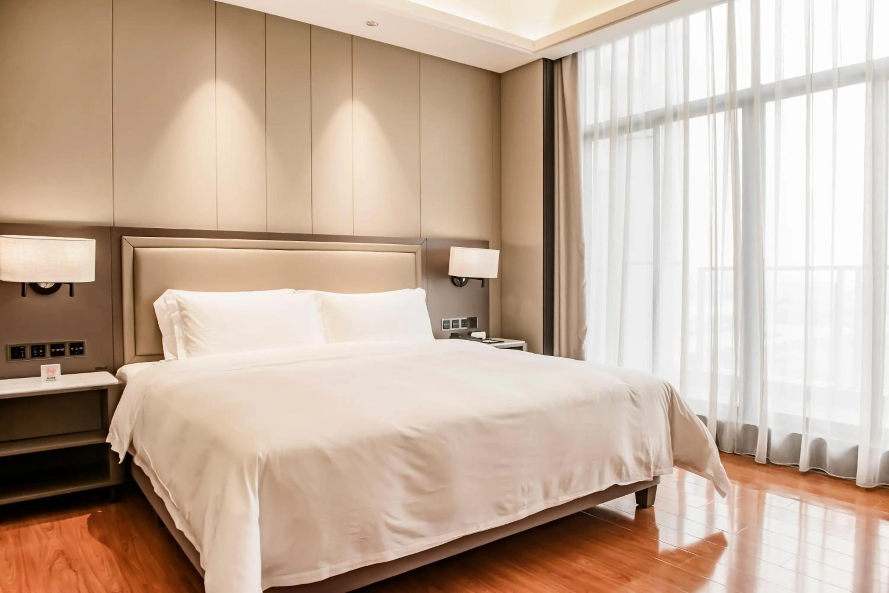 Photo of the whole room, Bed in Guangzhou Southern Airlines Pearl Airport Hotel