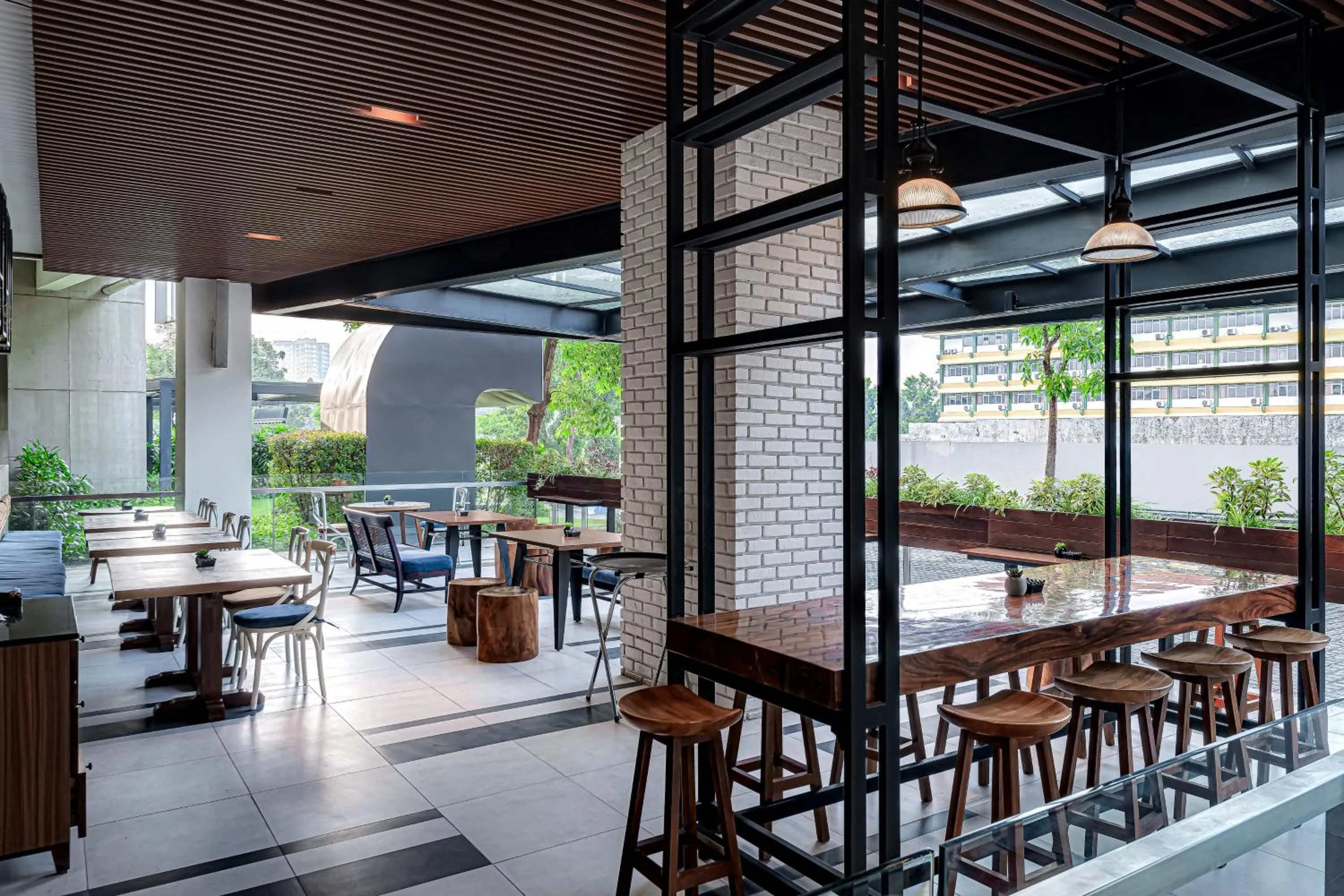 Restaurant/places to eat in Whiz Luxe Hotel Spazio Surabaya