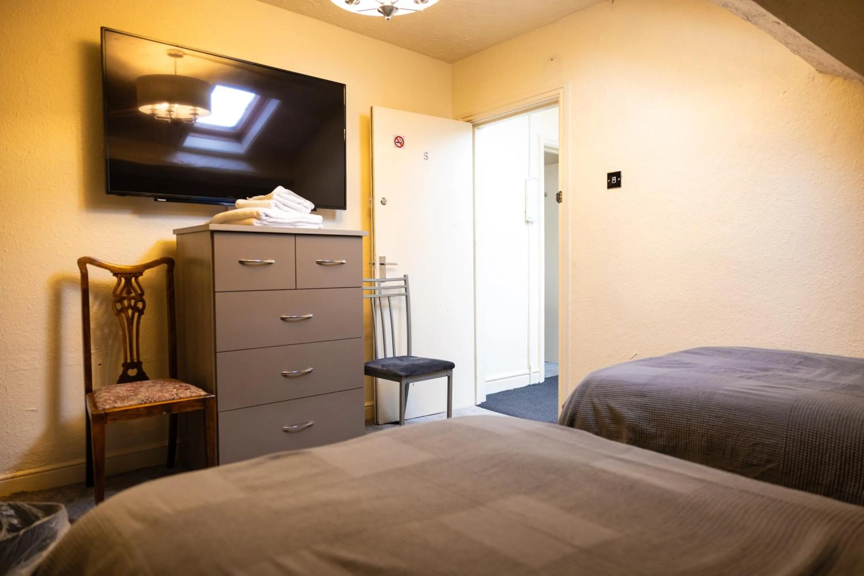 TV and multimedia, Bed in COZY PLACE LIVERPOOL