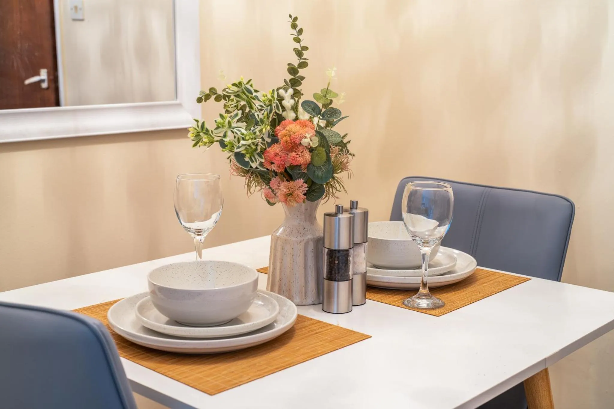 Dining area in Grange Studio Apartment - Heathrow