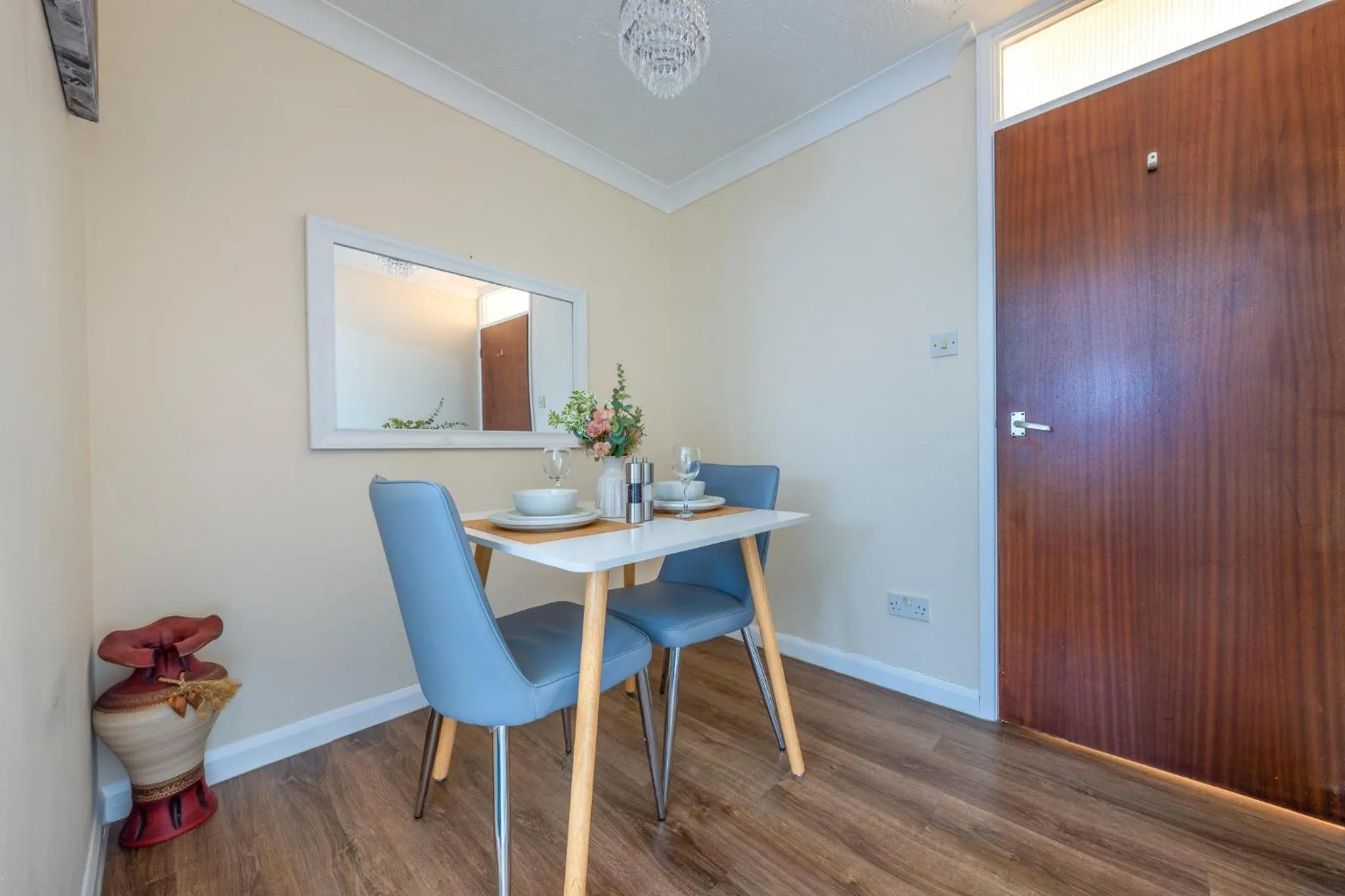Dining area in Grange Studio Apartment - Heathrow