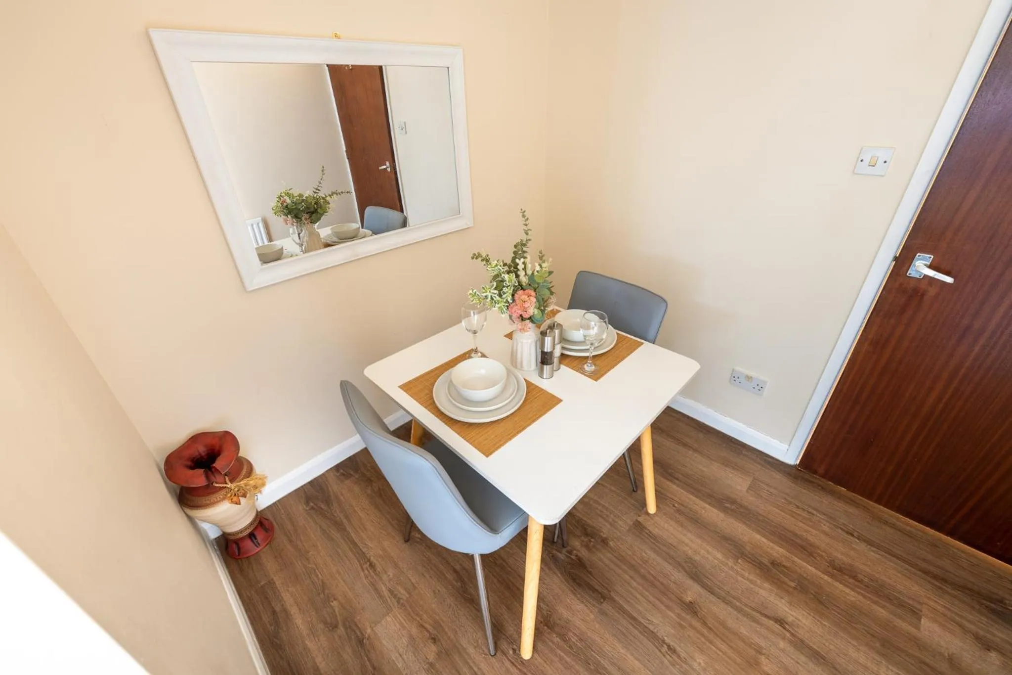 Dining area in Grange Studio Apartment - Heathrow