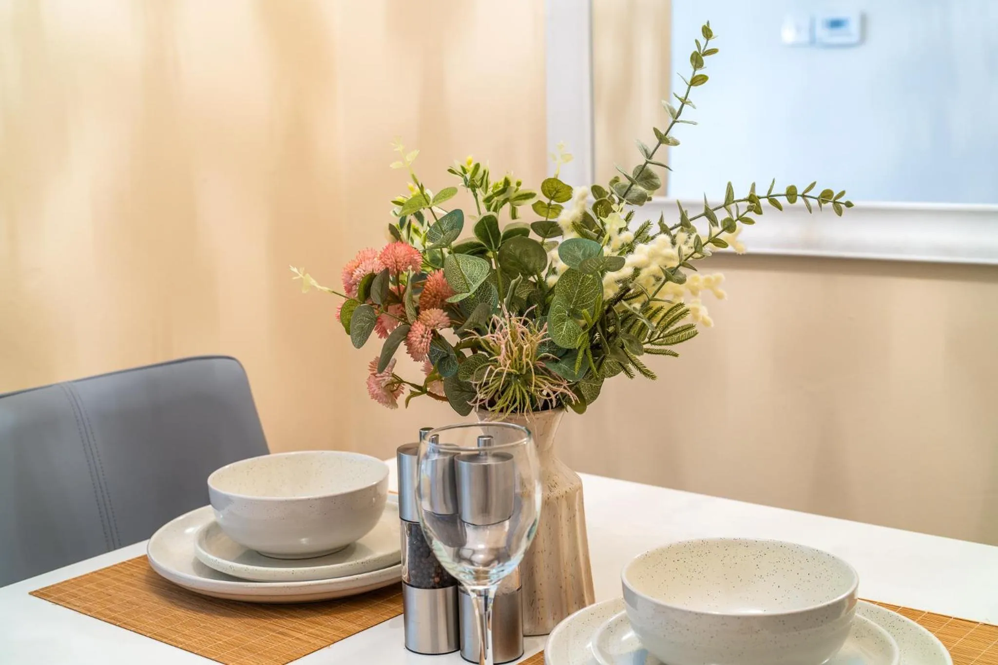 Dining area in Grange Studio Apartment - Heathrow