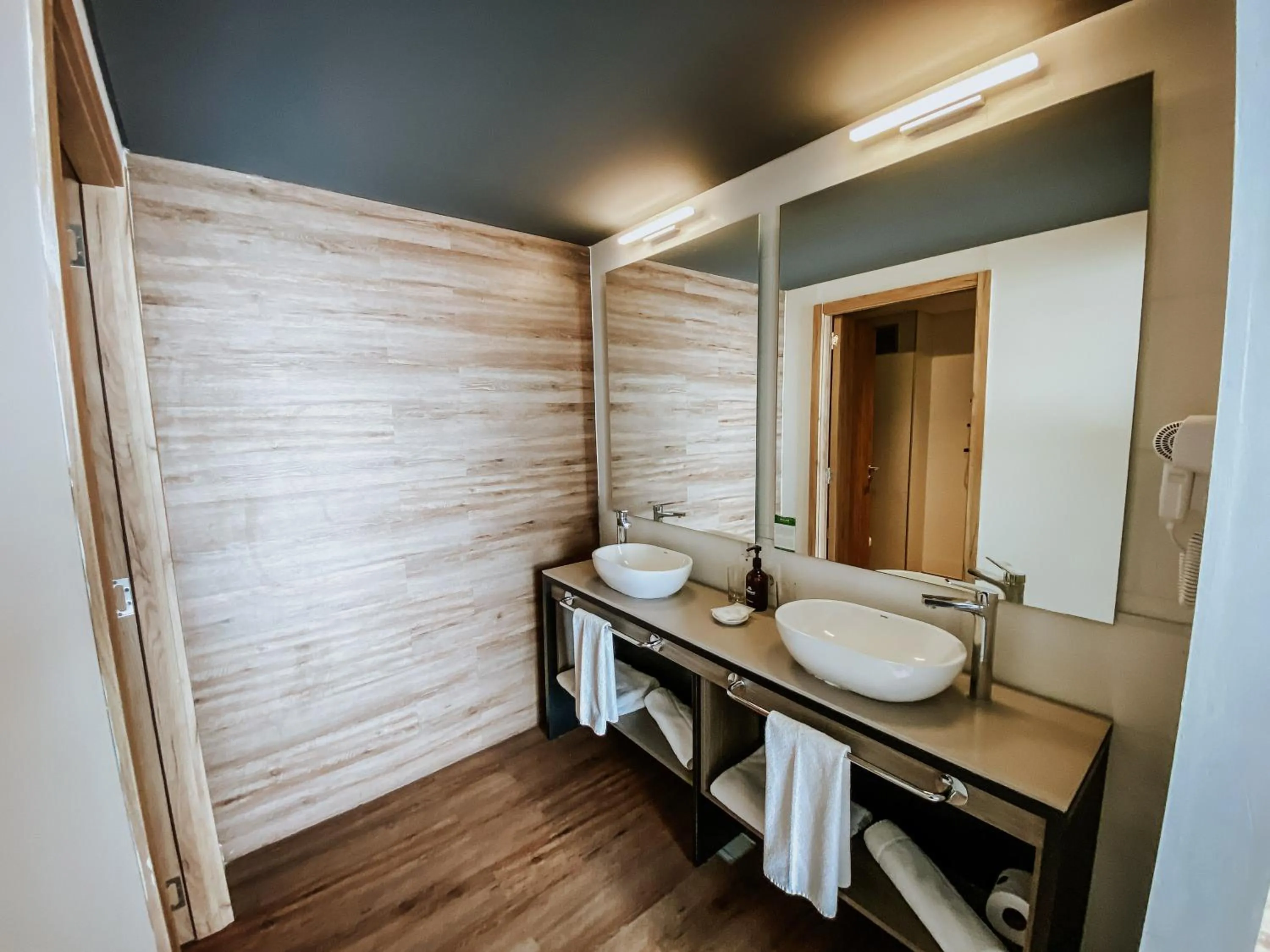 Bathroom in Midland Hotel & Resort All Inclusive