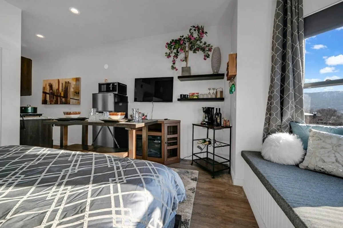 Bedroom, Bed in Beacon Hotel