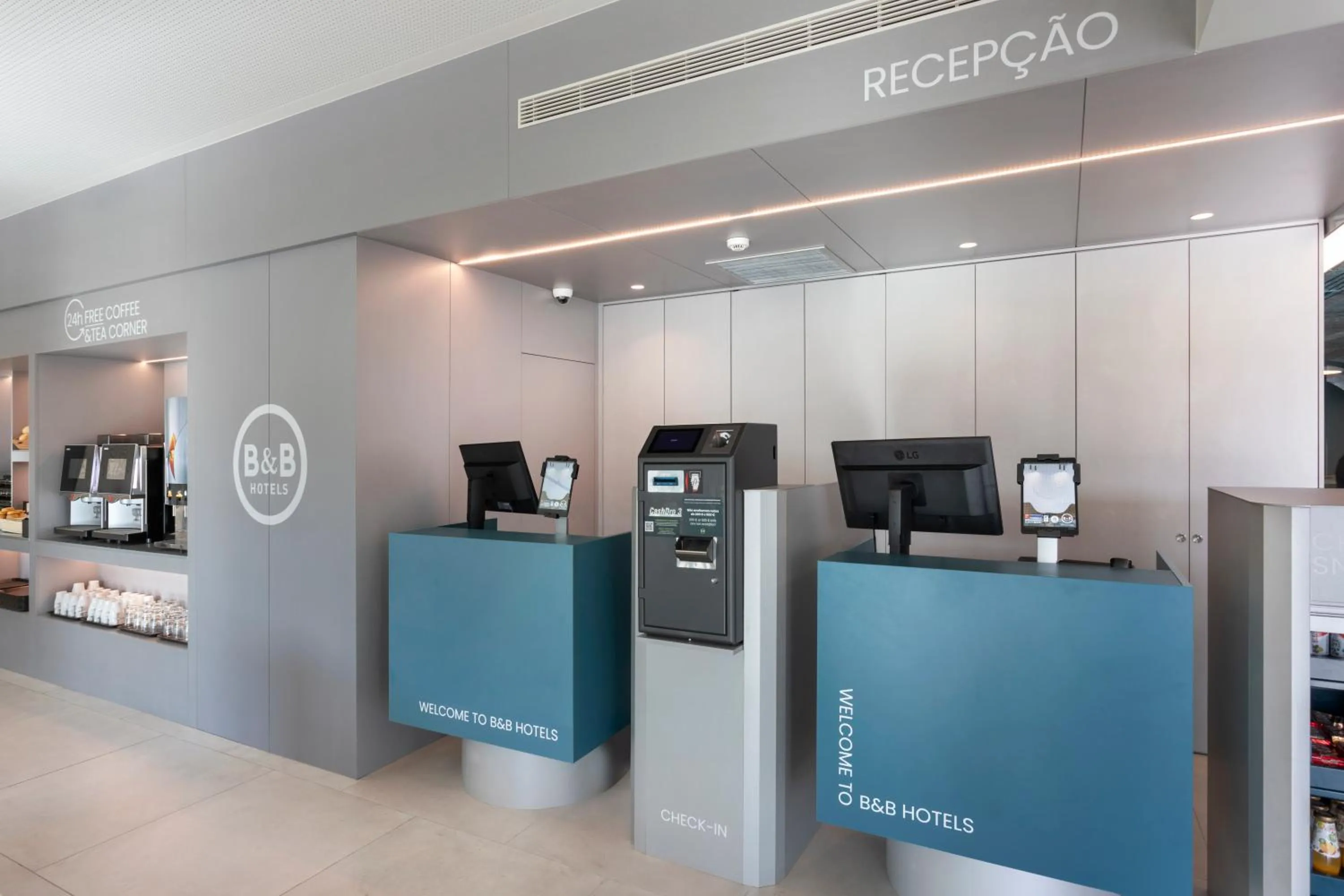 Lobby or reception in B&B HOTEL Guimarães