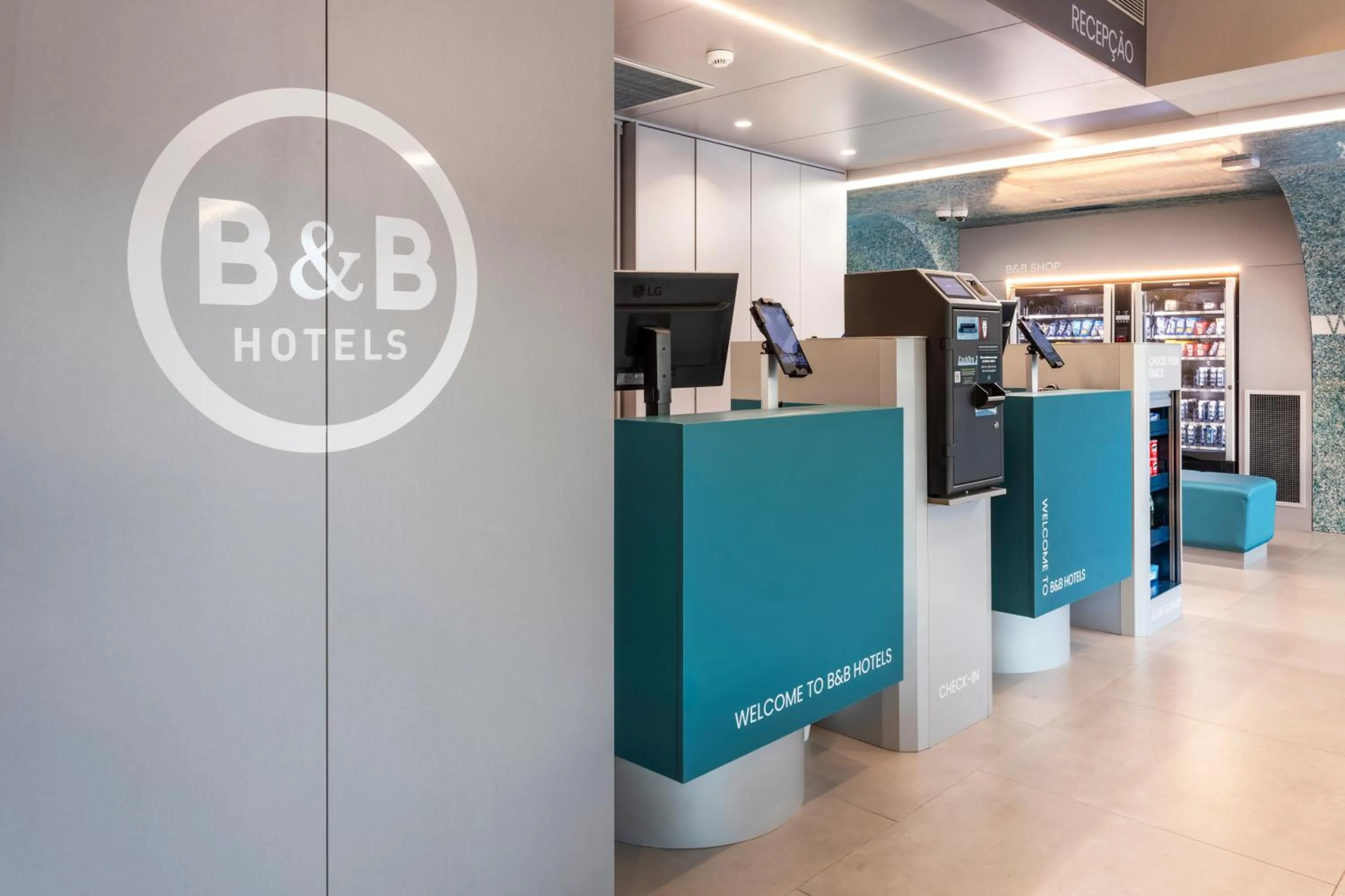 Lobby or reception in B&B HOTEL Guimarães