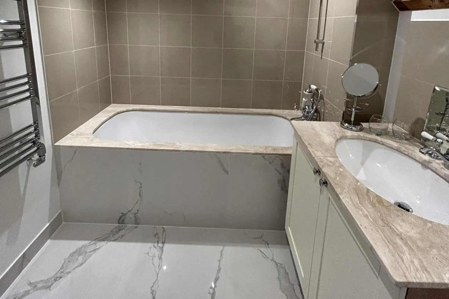 3 Bed Cottage - Sleeps 6 - Pets - Parking - Wifi