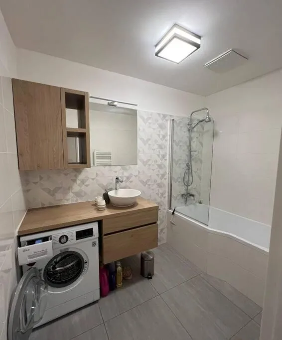Apartmán Kmeťova so súkromným parkovaním zdarma, 5 min pešo do centra