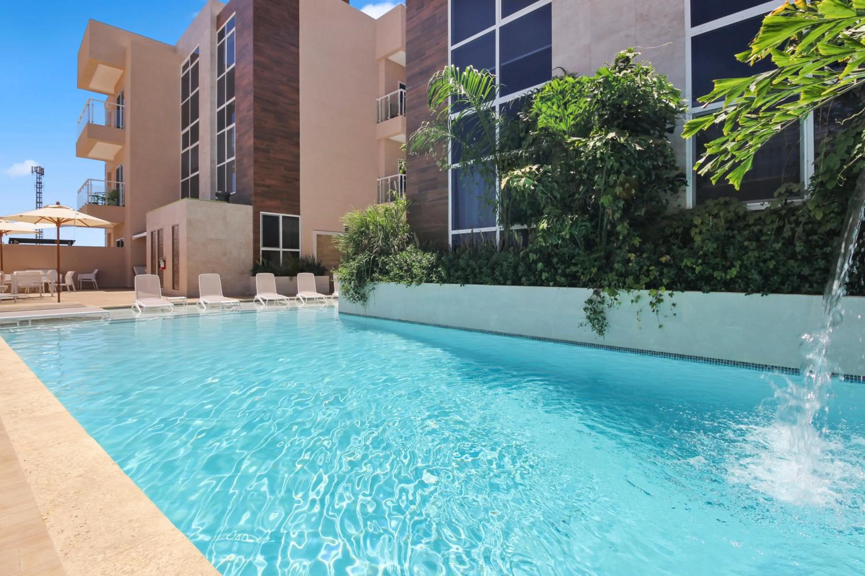Swimming pool in Bocobay Aracari Condos