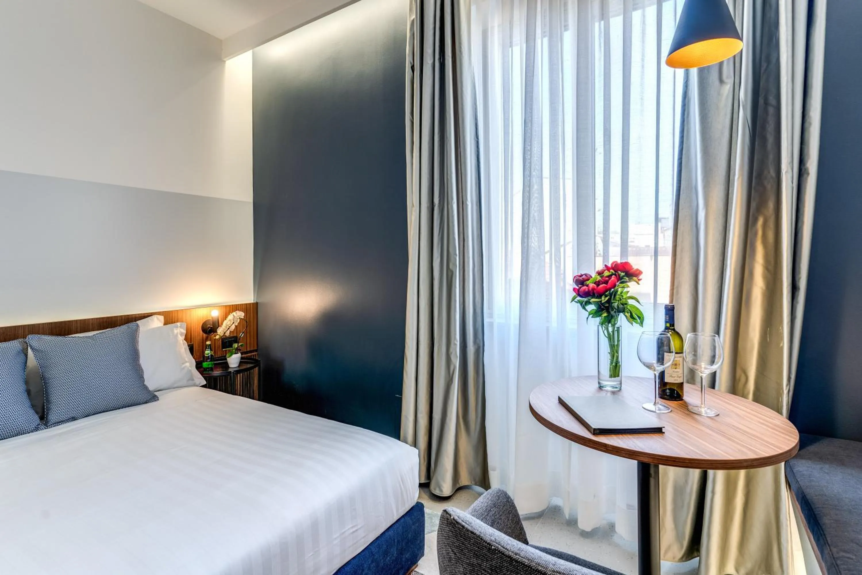 Photo of the whole room, Bed in Sospeso Boutique Hotel