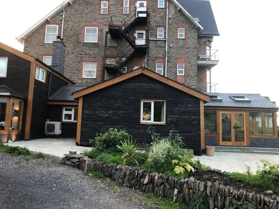 Spacious 4-Bed House in Lynton