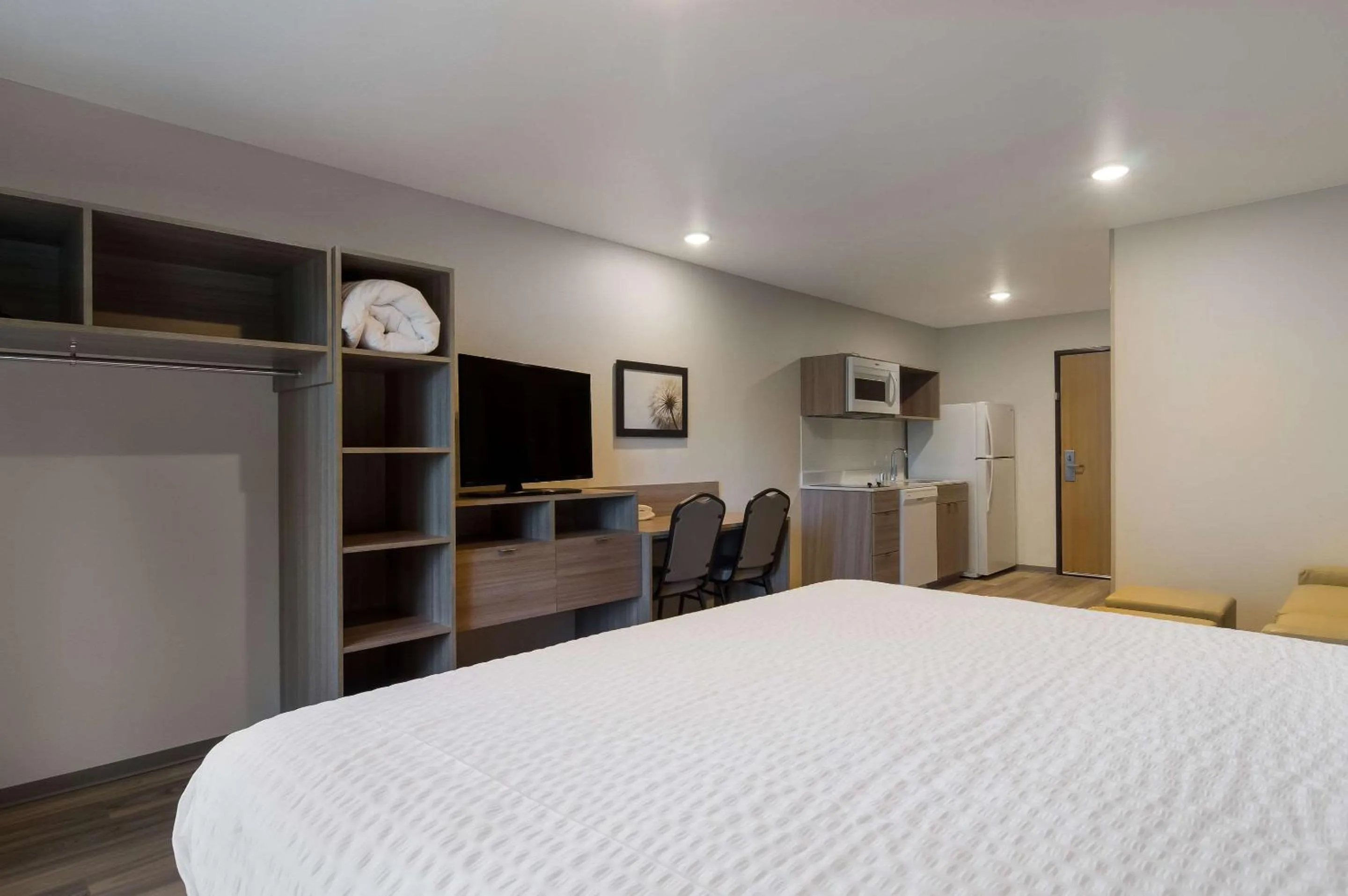 Bedroom, Bed in WoodSpring Suites Olympia - Lacey