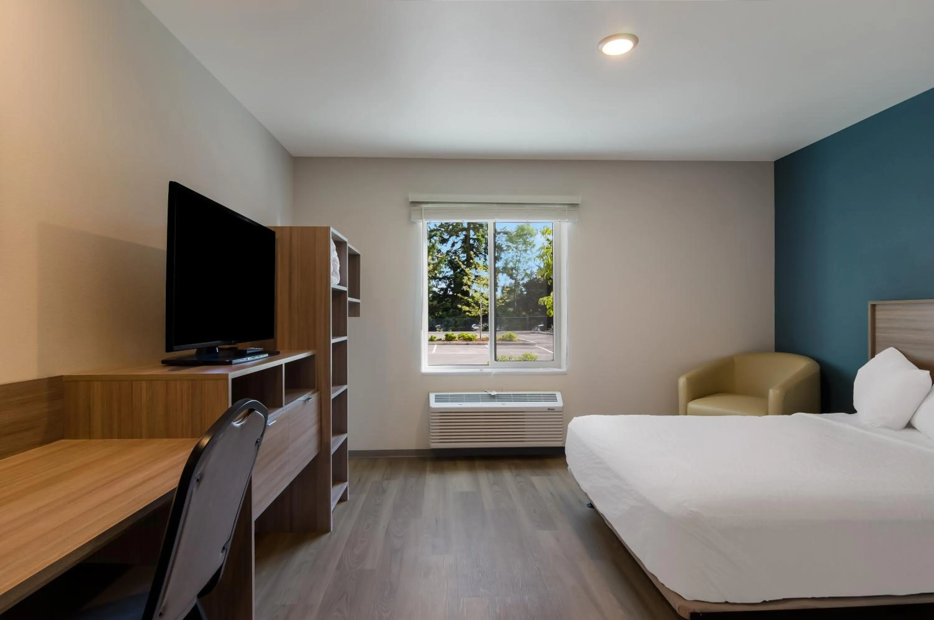 Bedroom, Bed in WoodSpring Suites Olympia - Lacey