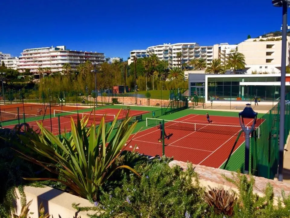 Tennis court in Parc Montfleury
