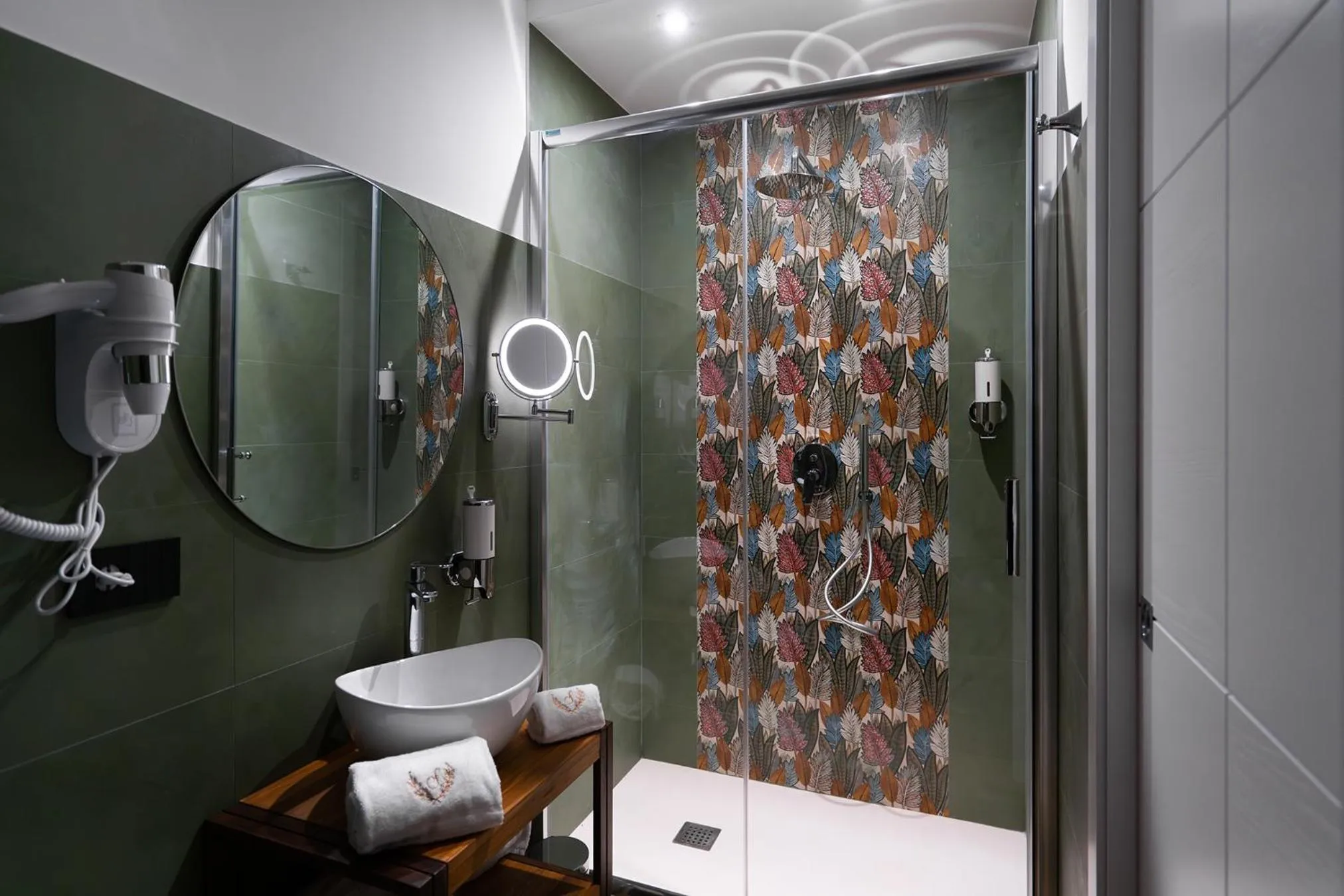 Shower in Sofi' Center Rooms