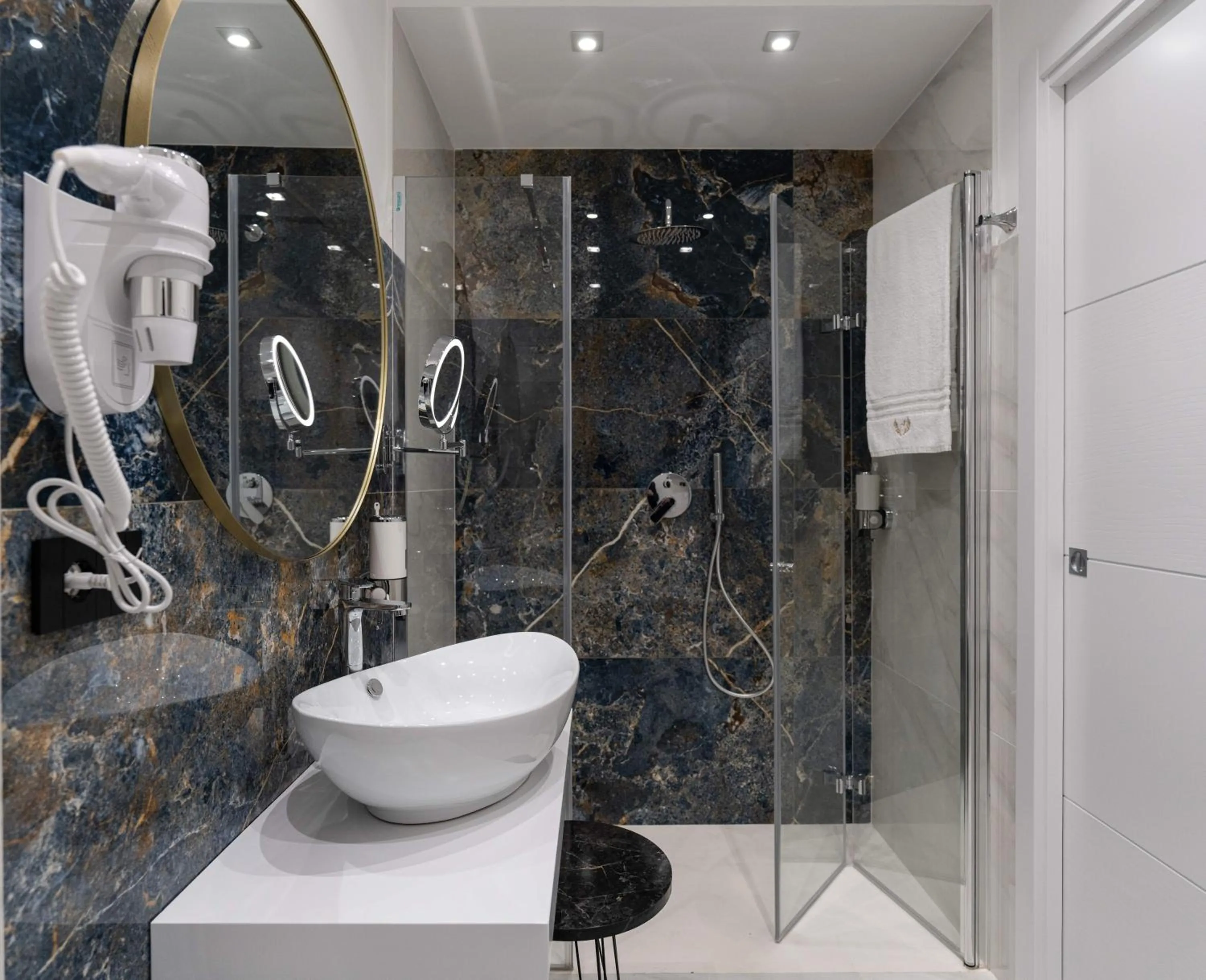 Shower in Sofi' Center Rooms