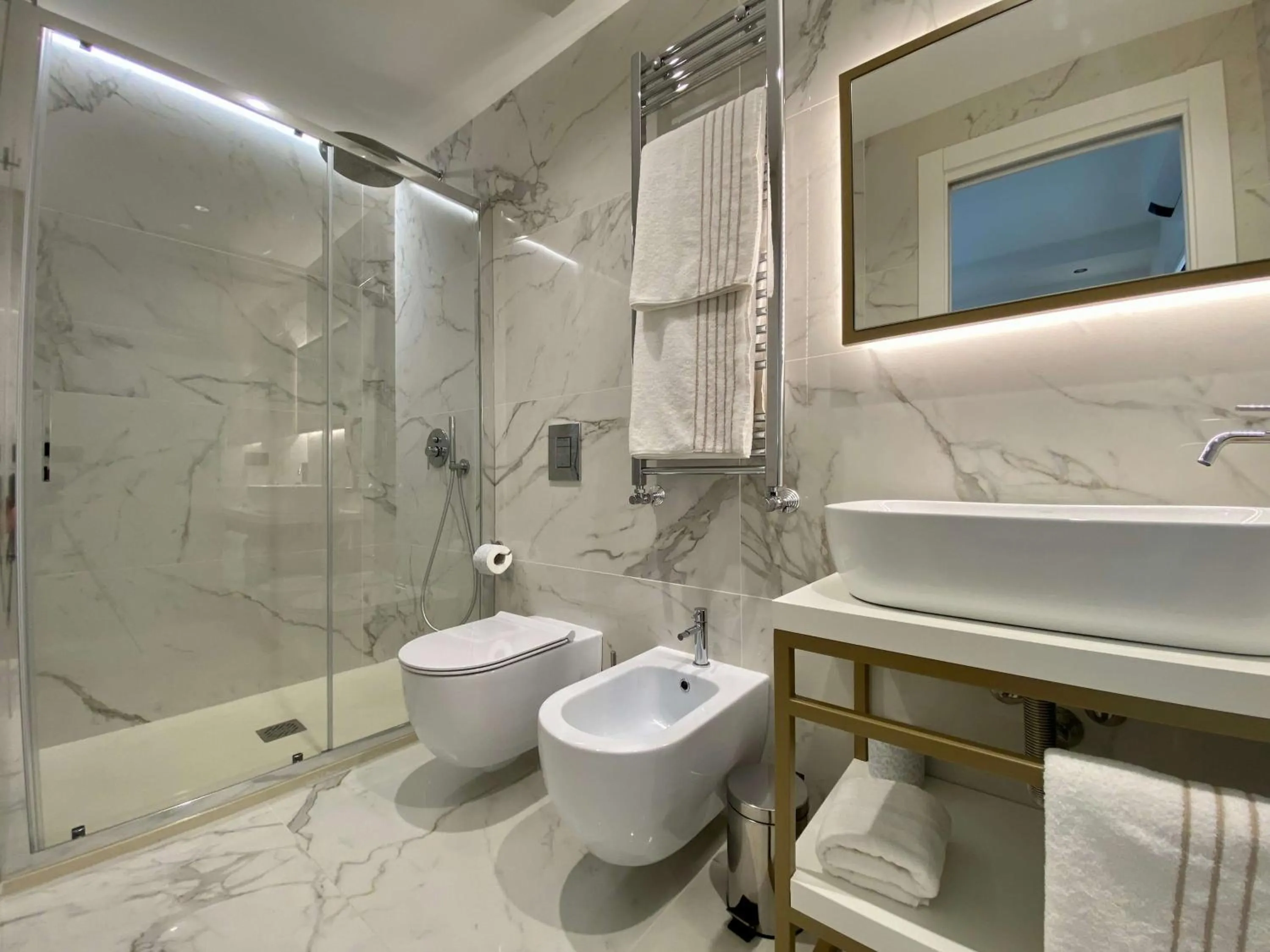 Shower in Salemare Rooms & Suites