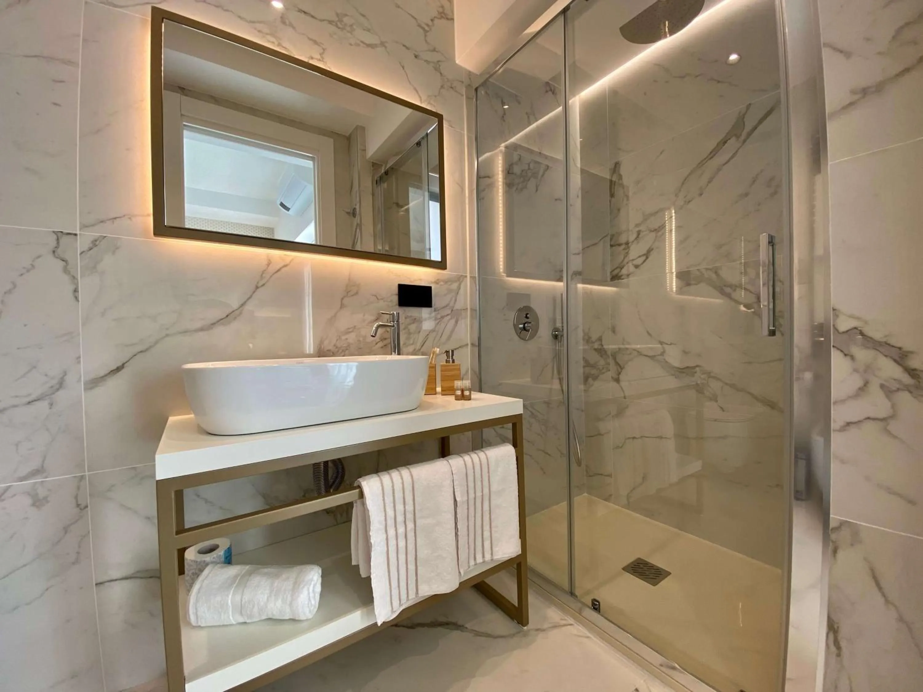 Shower in Salemare Rooms & Suites