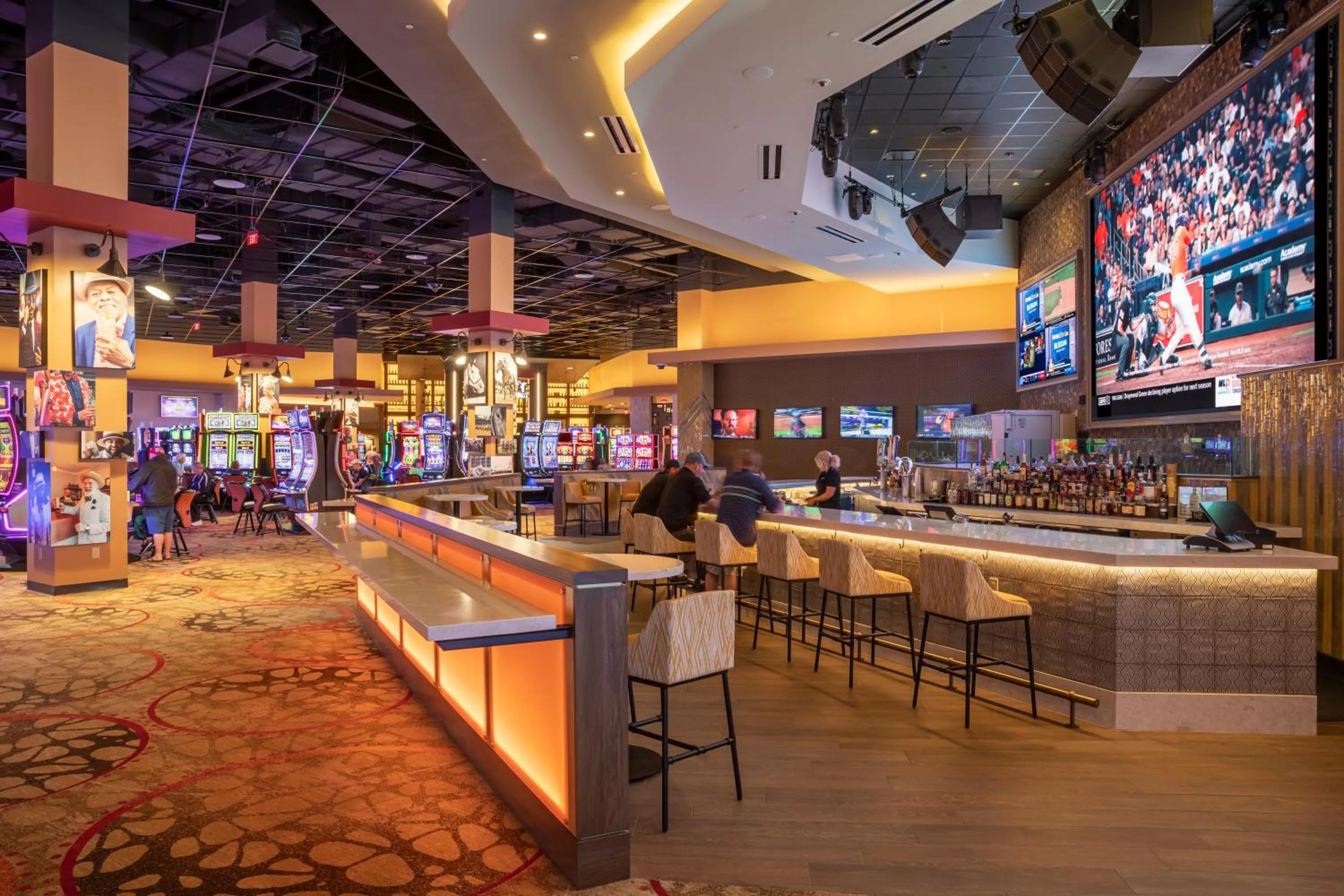 Lounge or bar in Derby City Gaming & Hotel - A Churchill Downs Property