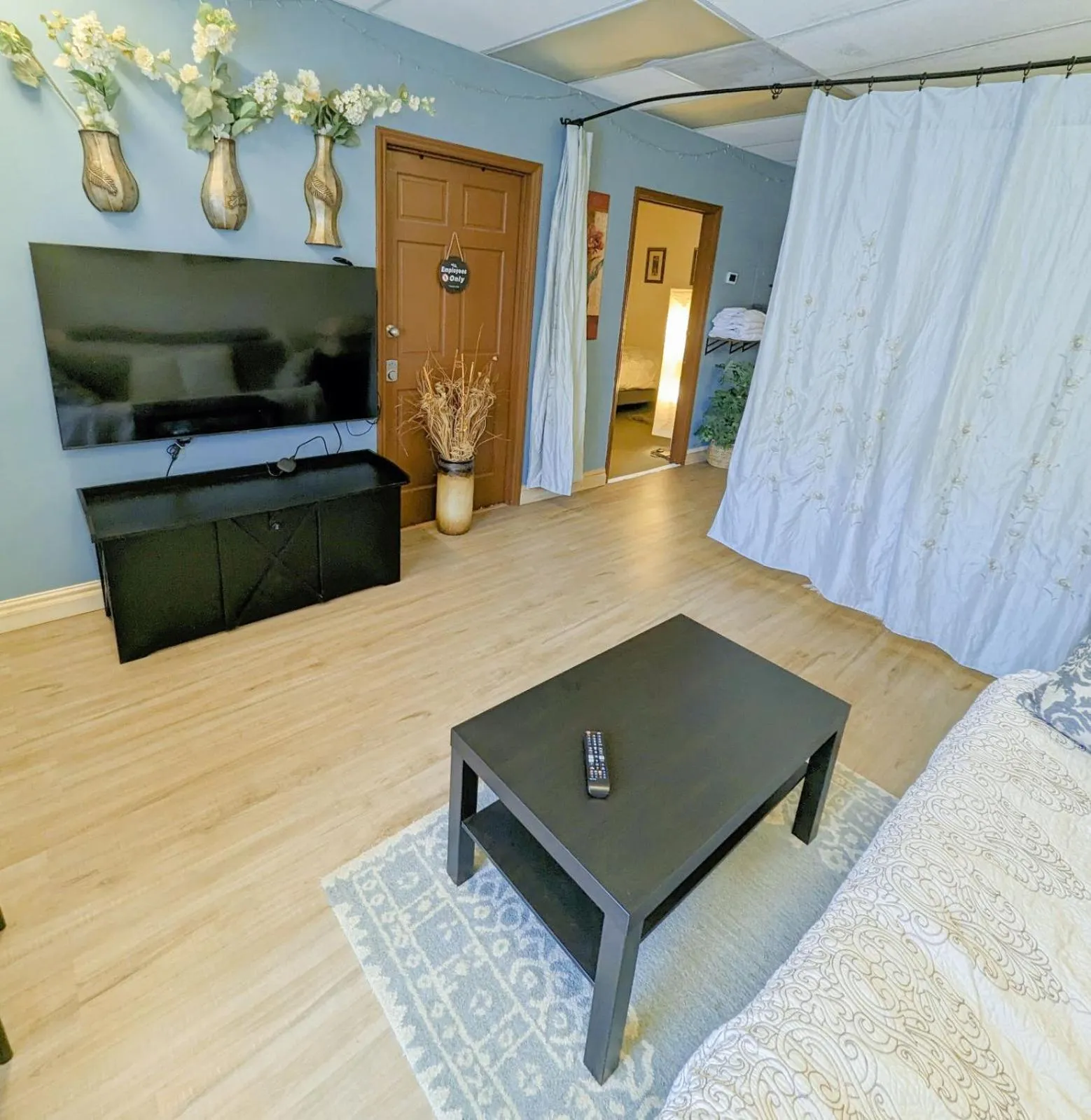 Uptown area, Cozy king Suite, quiet and private, free parking, walk to restaurants