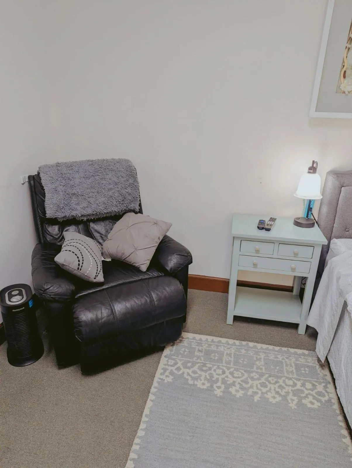 Uptown area, Cozy king Suite, quiet and private, free parking, walk to restaurants