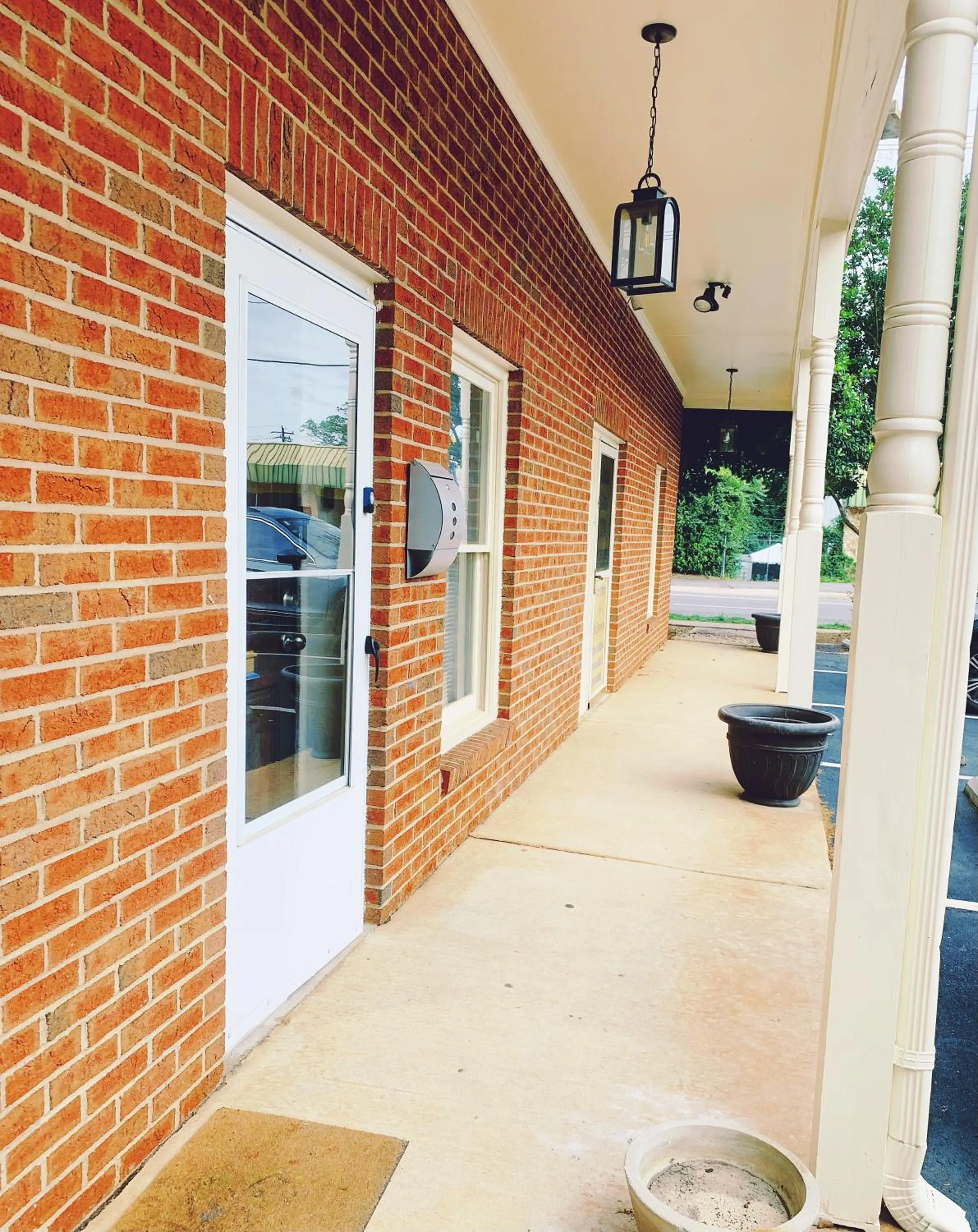 Uptown area, Cozy king Suite, quiet and private, free parking, walk to restaurants