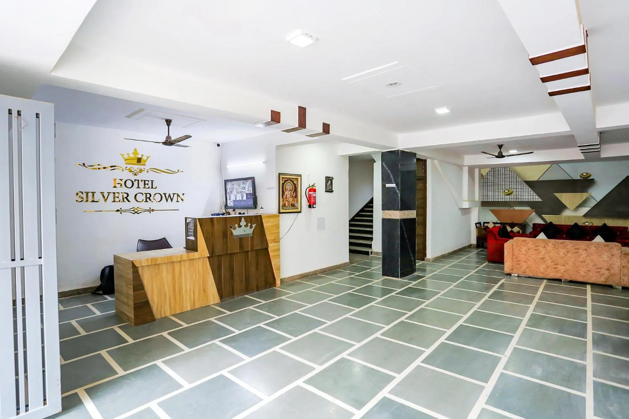 Lobby or reception in FabHotel New Silver Crown