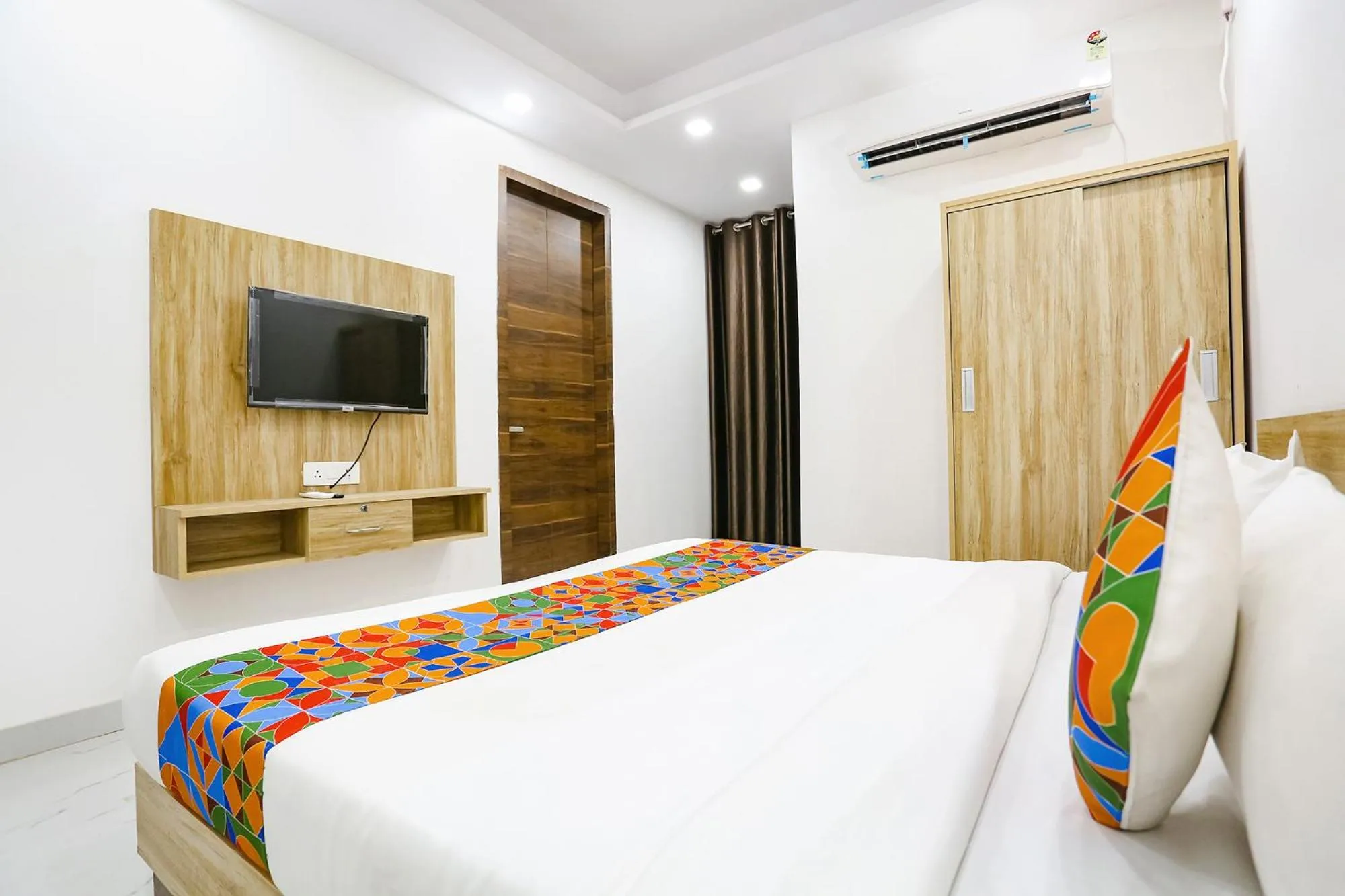 Communal lounge/ TV room, Bed in FabHotel New Silver Crown