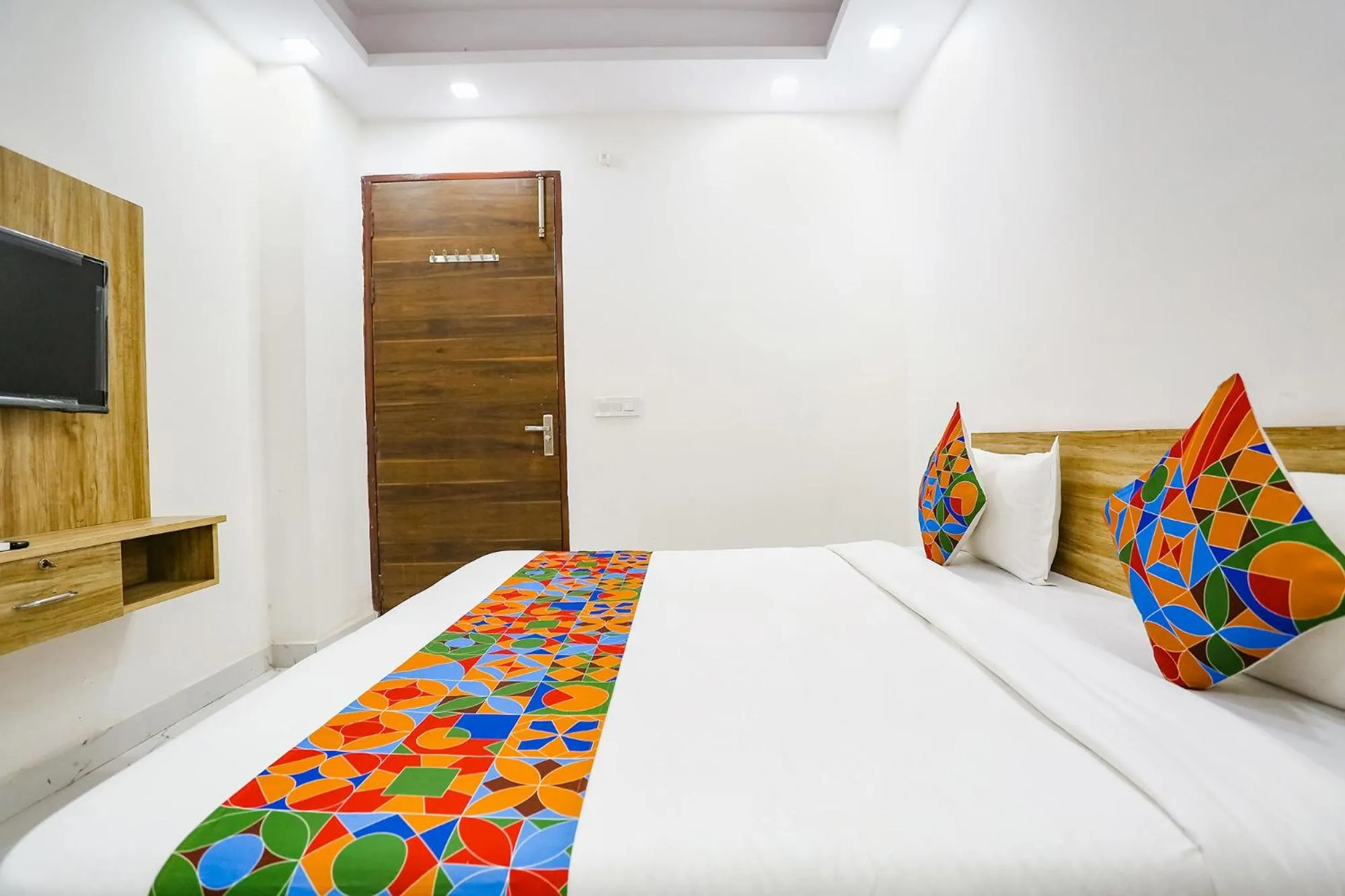 Communal lounge/ TV room, Bed in FabHotel New Silver Crown