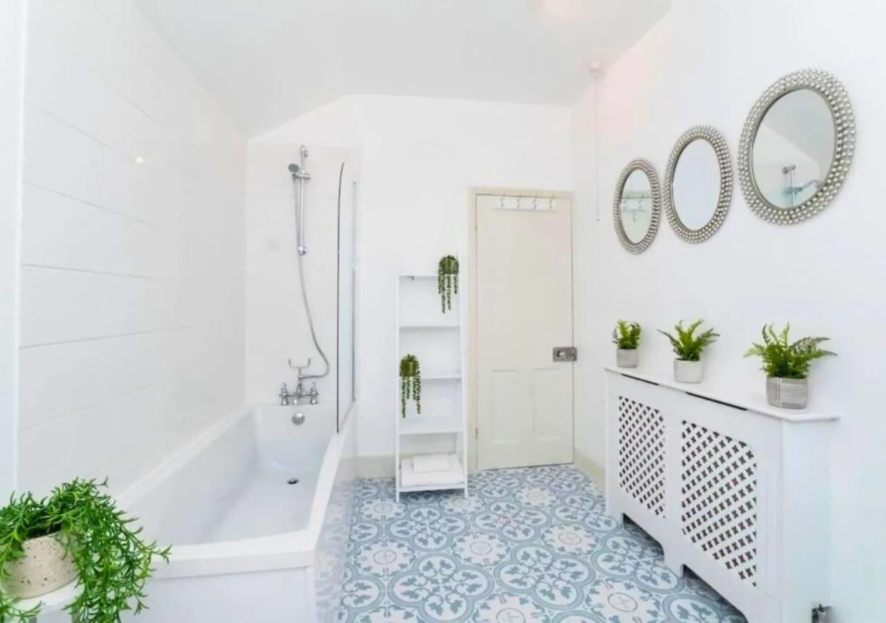 Amberley House - with Hot Tub + Free Parking