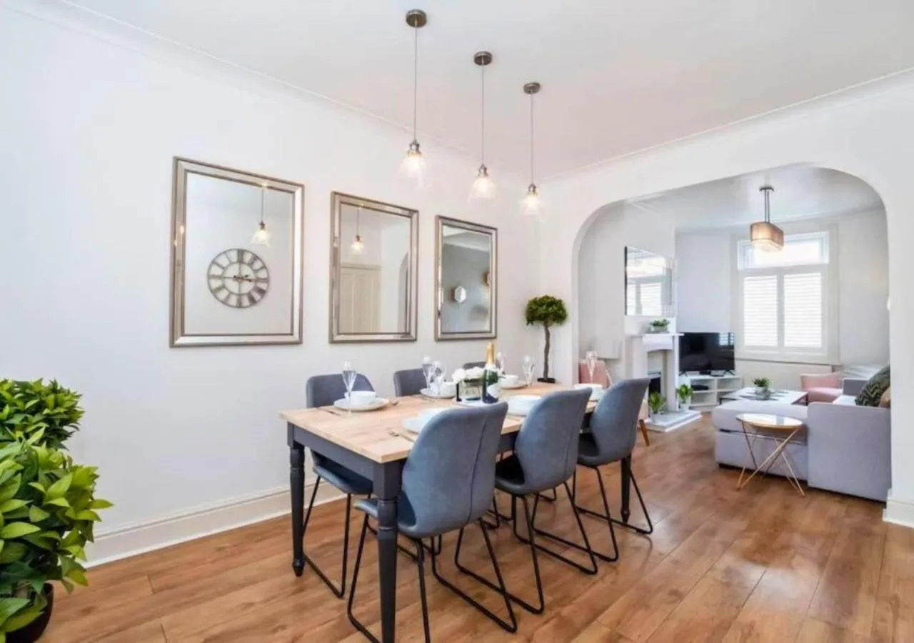 Amberley House - with Hot Tub + Free Parking