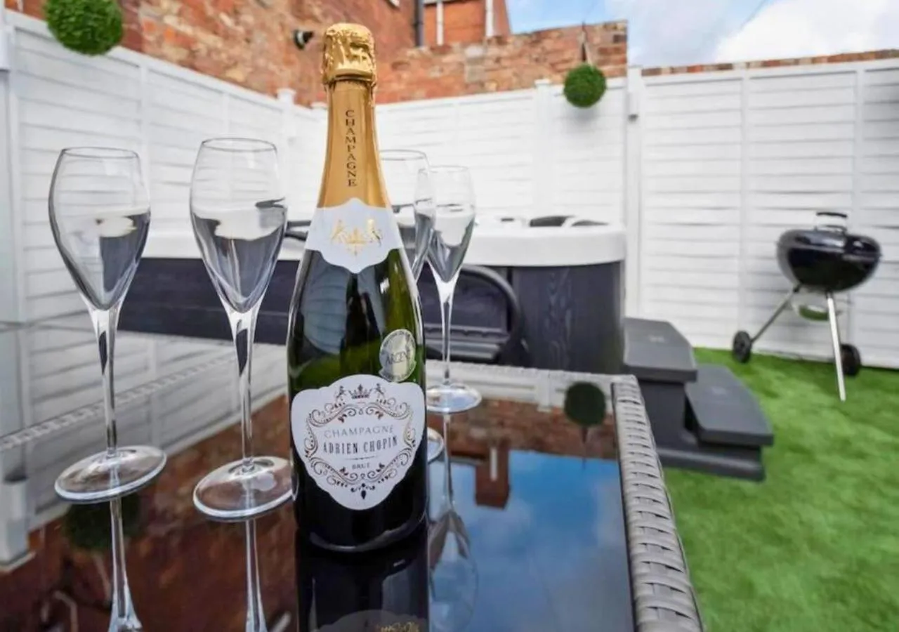 Amberley House - with Hot Tub + Free Parking