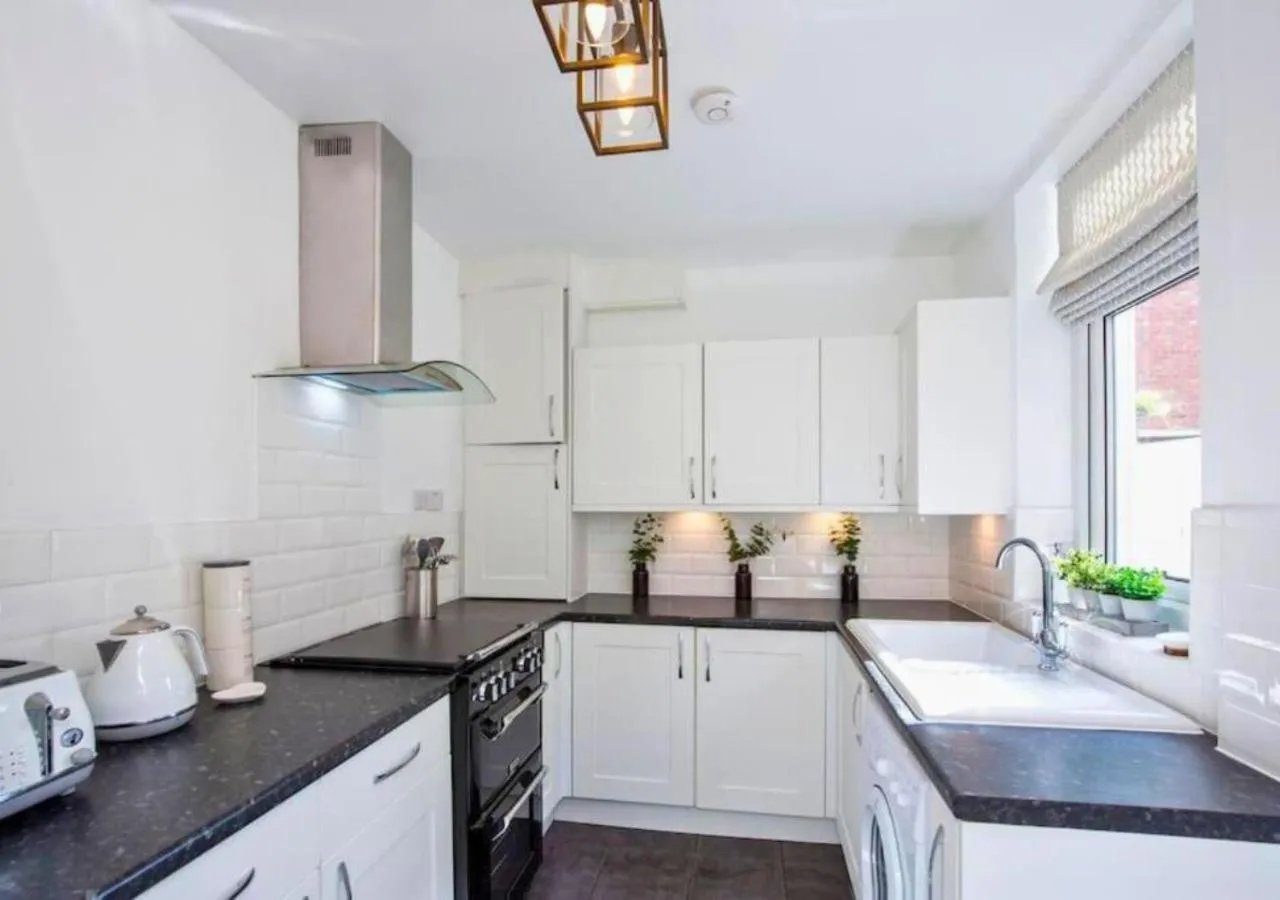 Amberley House - with Hot Tub + Free Parking