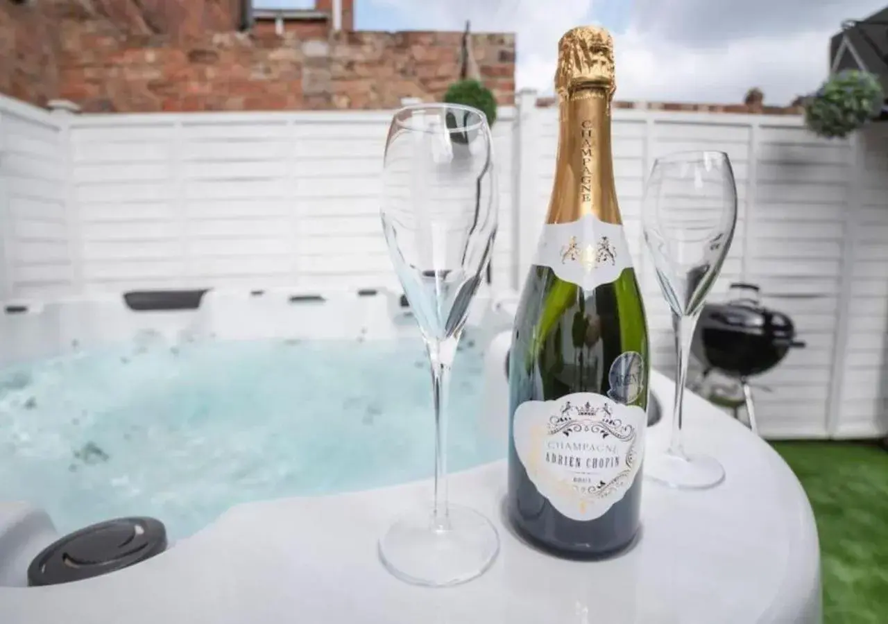 Amberley House - with Hot Tub + Free Parking Amberley House - with Hot Tub + Free Parking