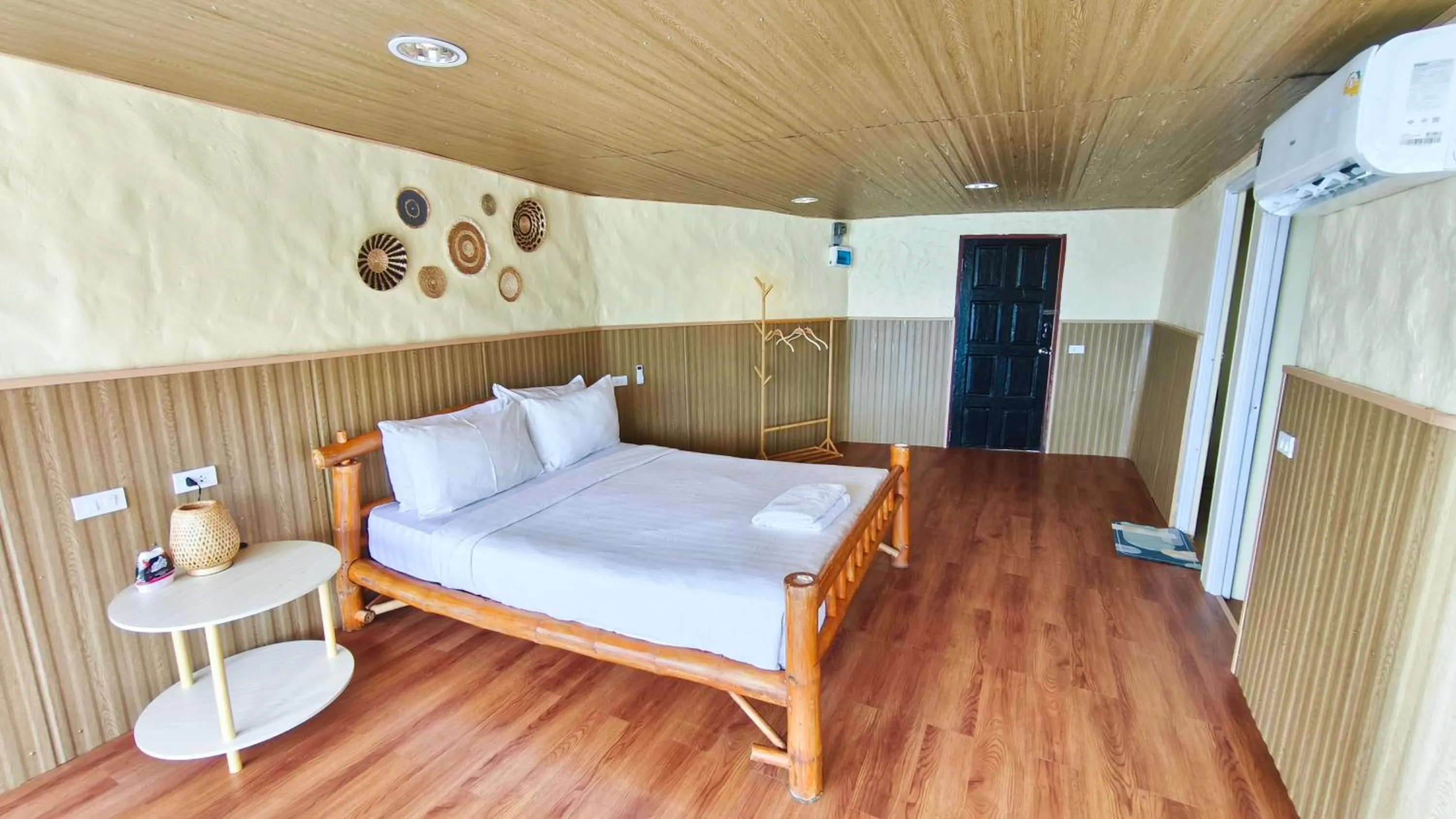 Bed in Pareehut Resort Koh Sichang